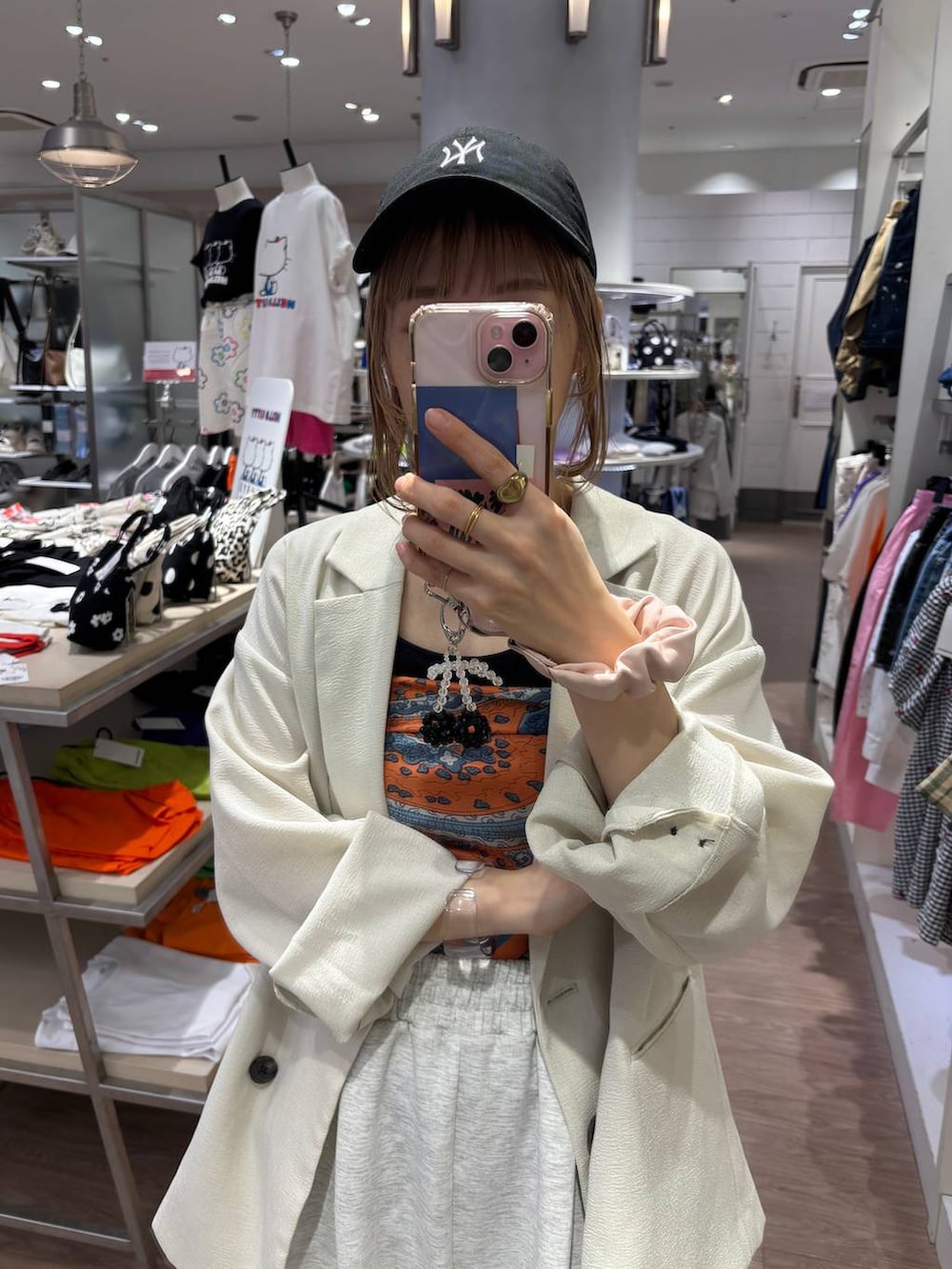 「ローリーズスタイル_LOWRYS FARM、個性派、ママコーデ、女子ウケ、差し色コーデ、春コーデ、公認インフルエンサー_LOWRYS FARM、大人女子カジュアル_LOWRYS FARM、カジュアル、メガネ、LOWRYS FARM、着痩せ・細見え、ジャケット、スウェットパンツ、キャップ」｜「LOWRYS FARMのスタイルＵＰクロスカップキャミ　100757（Tシャツ/カットソー、ブラック系）」を使った、milkさん（レディース・160cm）の春コーディネートの2枚目の写真