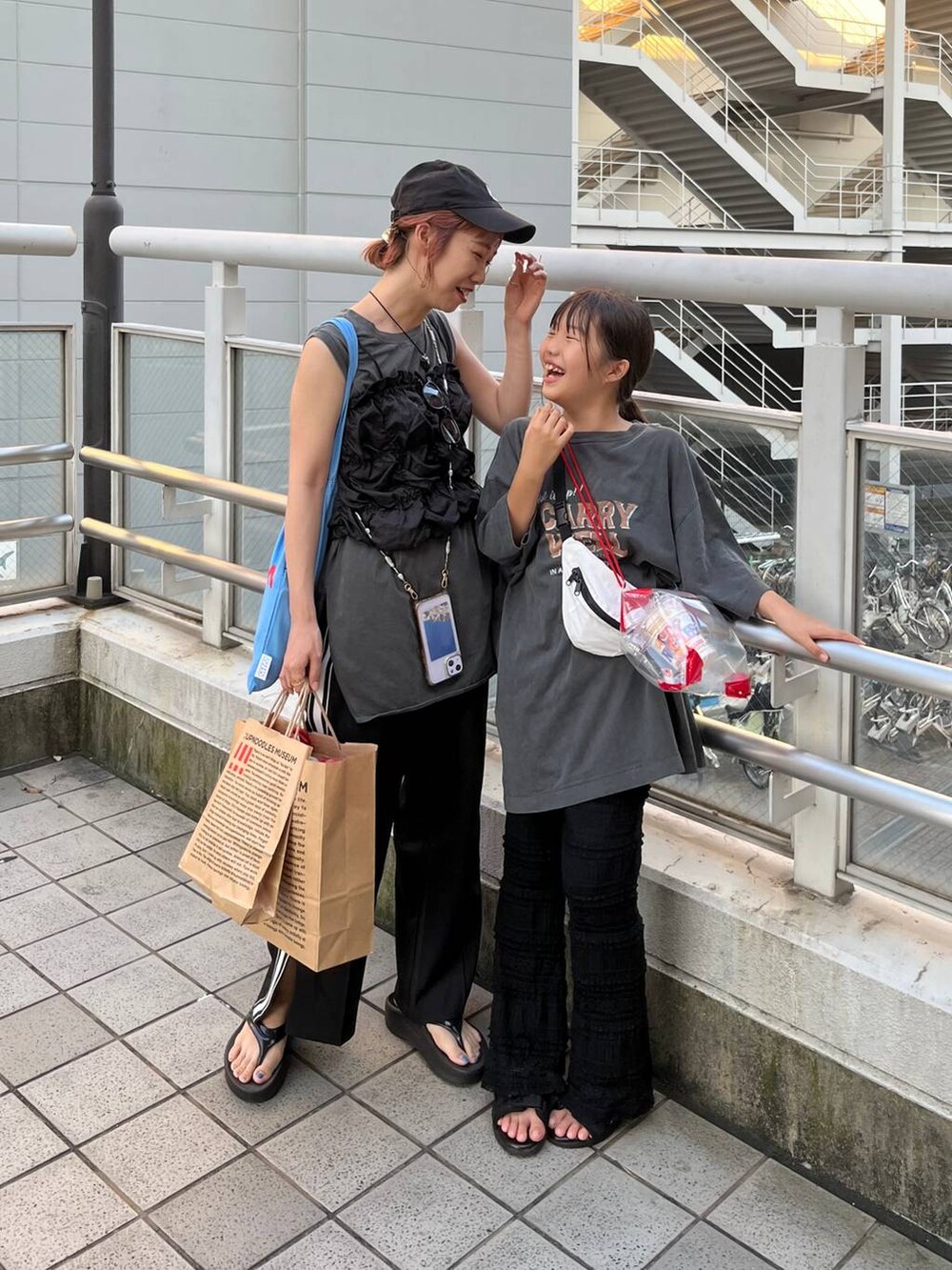 ホワイト系のボディバッグ/ウエストポーチ、ブラック系のその他パンツ、その他のサンダルを着用したレディースの夏コーディネートの2枚目の写真