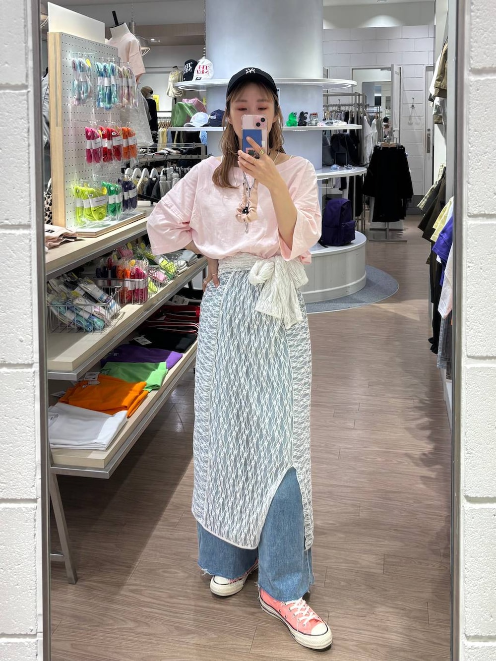 「メガネ、LOWRYS FARM、着痩せ・細見え、デニムパンツ、女子ウケ、個性派、差し色コーデ、ママコーデ、春コーデ、ローリーズスタイル_LOWRYS FARM、ワイドパンツ、公認インフルエンサー_LOWRYS FARM、キャップ、大人女子カジュアル_LOWRYS FARM、カジュアル」|「LOWRYS FARMのCASUALCLASSIC25 283907(キャップ、ブラック系)」を使った、milkさん(レディース・160cm)の春コーディネートの2枚目の写真