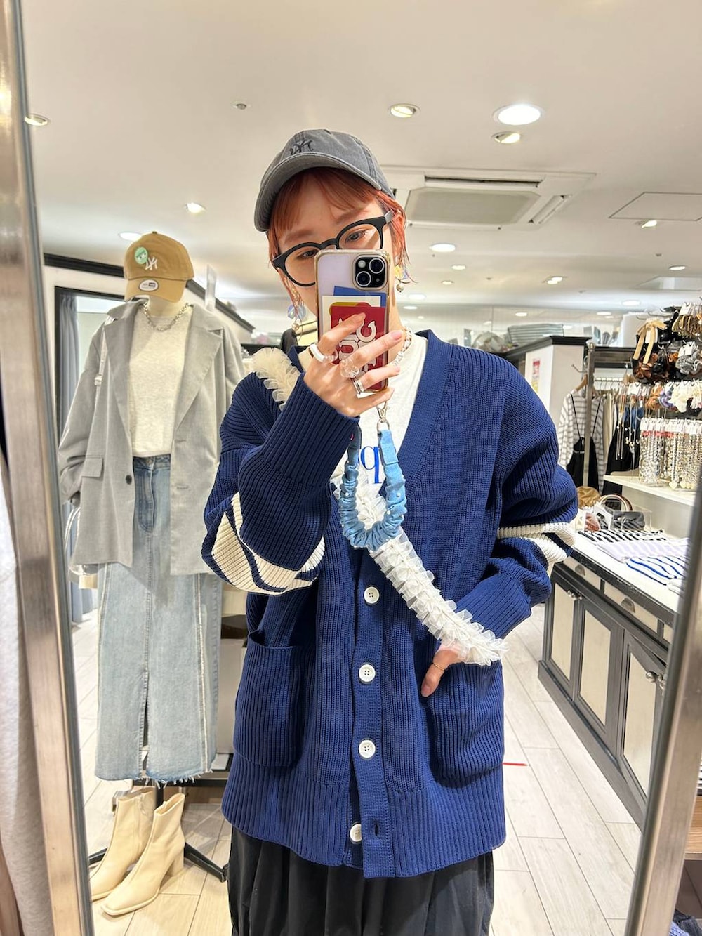 「ママコーデ、大人女子カジュアル_LOWRYS FARM、カジュアル、ロングスカート、スカート、ニット、カーディガン、ロンT、キャップ、スニーカー、モバイルグッズ_Me%、Me%、女子ウケ、個性派、差し色コーデ」|「LOWRYS FARMのウォッシュドCAPNEWERA 102577(キャップ、ブラック系)」を使った、milkさん(レディース・160cm)の冬コーディネートの8枚目の写真