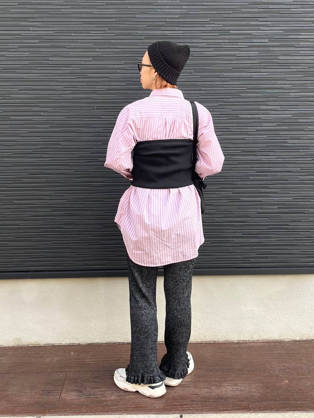 ブラック系のショルダーバッグ、ブラック系のベスト、ブラック系のその他パンツを着用したレディースの秋コーディネートの5枚目の写真