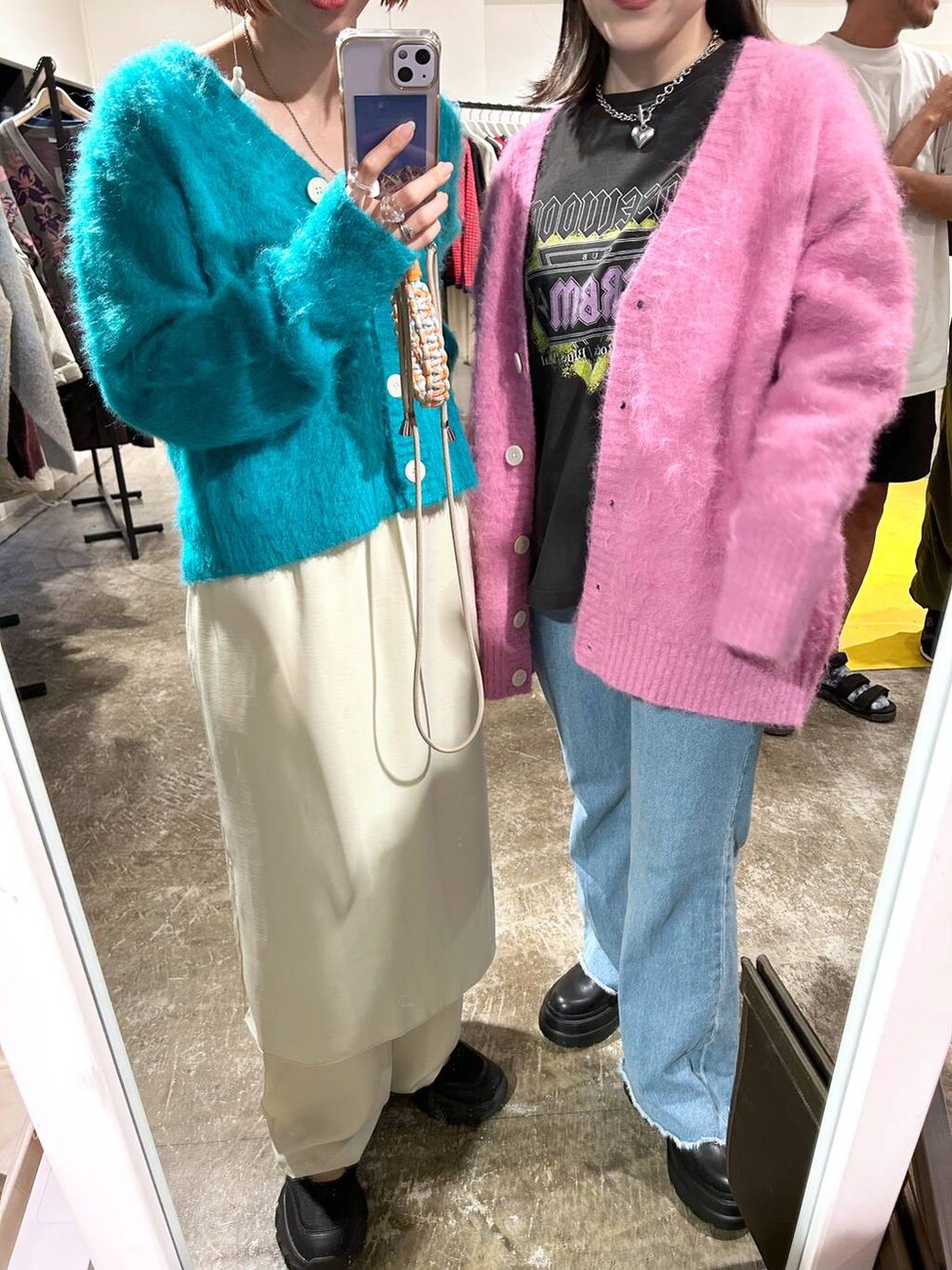 「ニット、ロンT、女子ウケ、個性派、差し色コーデ、ママコーデ、ローリーズスタイル_LOWRYS FARM、公認インフルエンサー_LOWRYS FARM、大人女子カジュアル_LOWRYS FARM、カジュアル、メガネ、LOWRYS FARM、着痩せ・細見え、ブーツ、デニムパンツ」|「Me%の【iphone14対応】クリアフック付きiPhoneケース14(スマホケース/カバー、その他)」を使った、milkさん(レディース・160cm)の秋コーディネートの6枚目の写真