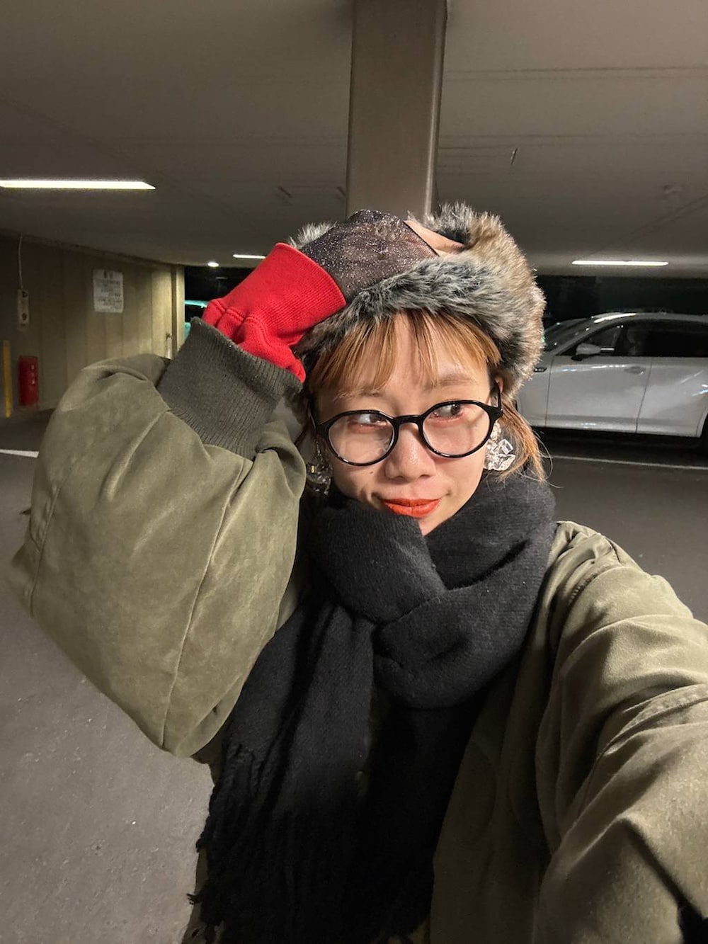 ブラック系のデニムパンツ、ブラック系のデニムスカート、その他のTシャツ/カットソーを着用したレディースの冬コーディネートの2枚目の写真