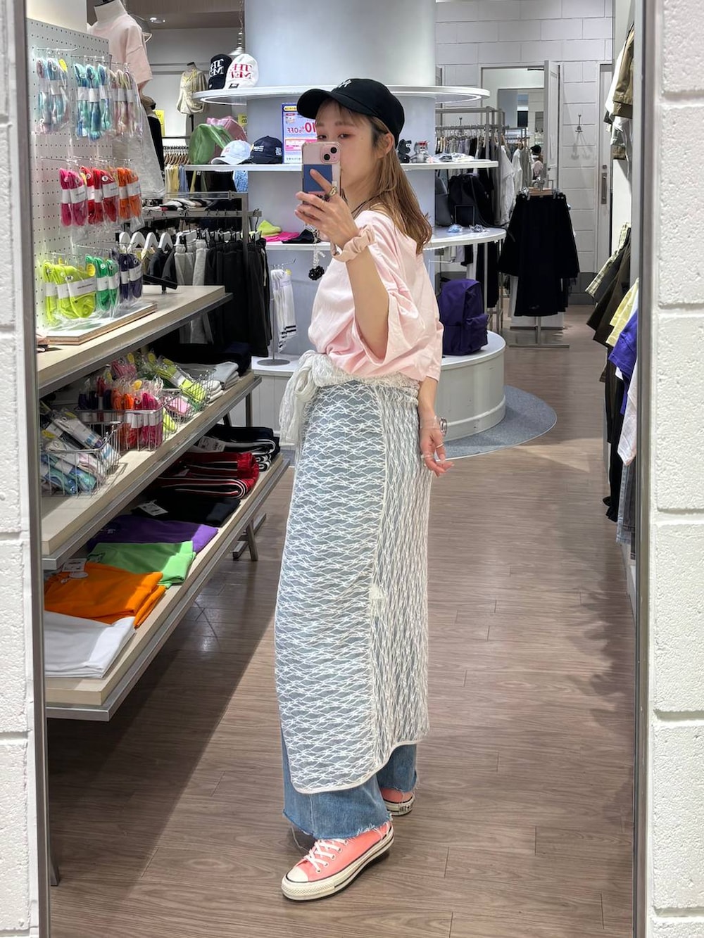 「メガネ、LOWRYS FARM、着痩せ・細見え、デニムパンツ、女子ウケ、個性派、差し色コーデ、ママコーデ、春コーデ、ローリーズスタイル_LOWRYS FARM、ワイドパンツ、公認インフルエンサー_LOWRYS FARM、キャップ、大人女子カジュアル_LOWRYS FARM、カジュアル」|「LOWRYS FARMのCASUALCLASSIC25 283907(キャップ、ブラック系)」を使った、milkさん(レディース・160cm)の春コーディネートの6枚目の写真