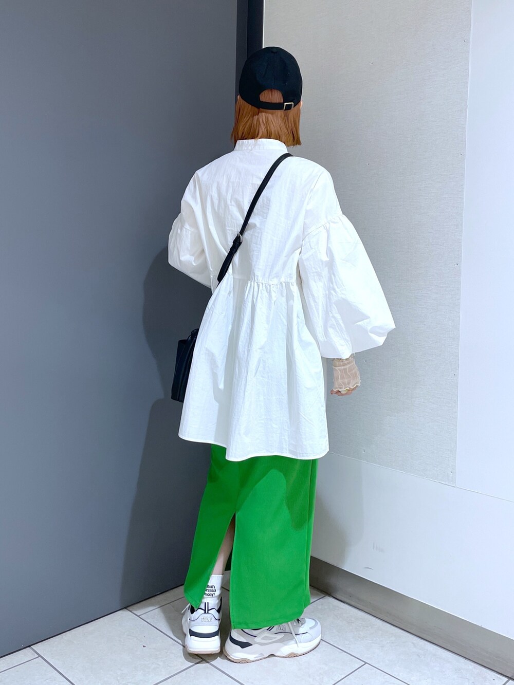 ホワイト系のスニーカー、グリーン系のスカート、ピンク系のバッグを着用したレディースの春コーディネートの6枚目の写真