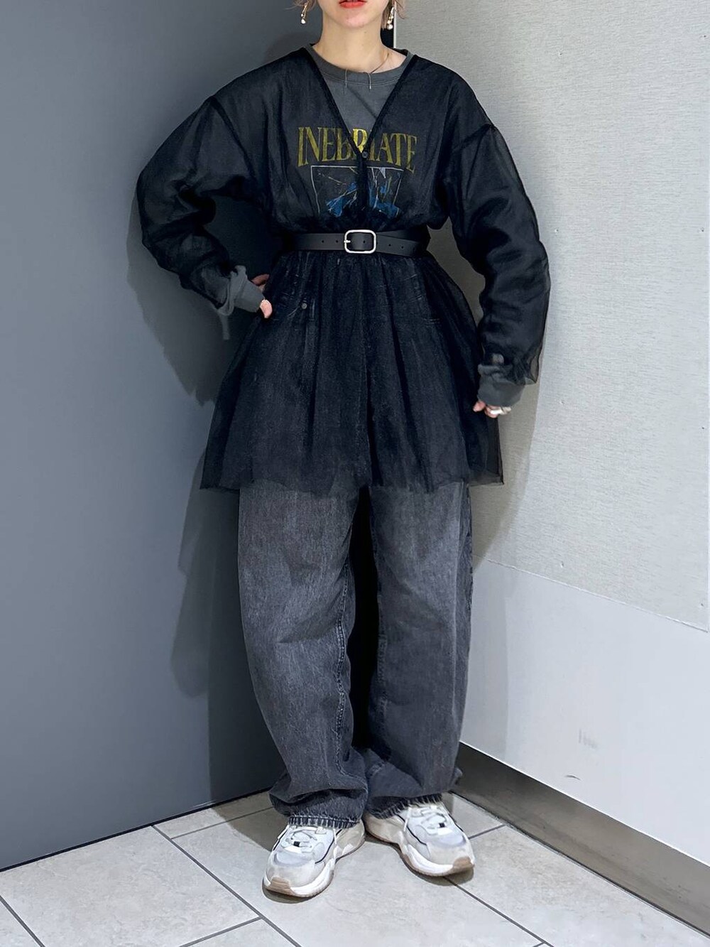 グレー系のTシャツ/カットソー、ブラック系のシャツ/ブラウス、ブラック系のデニムパンツを着用したレディースの春コーディネートの3枚目の写真