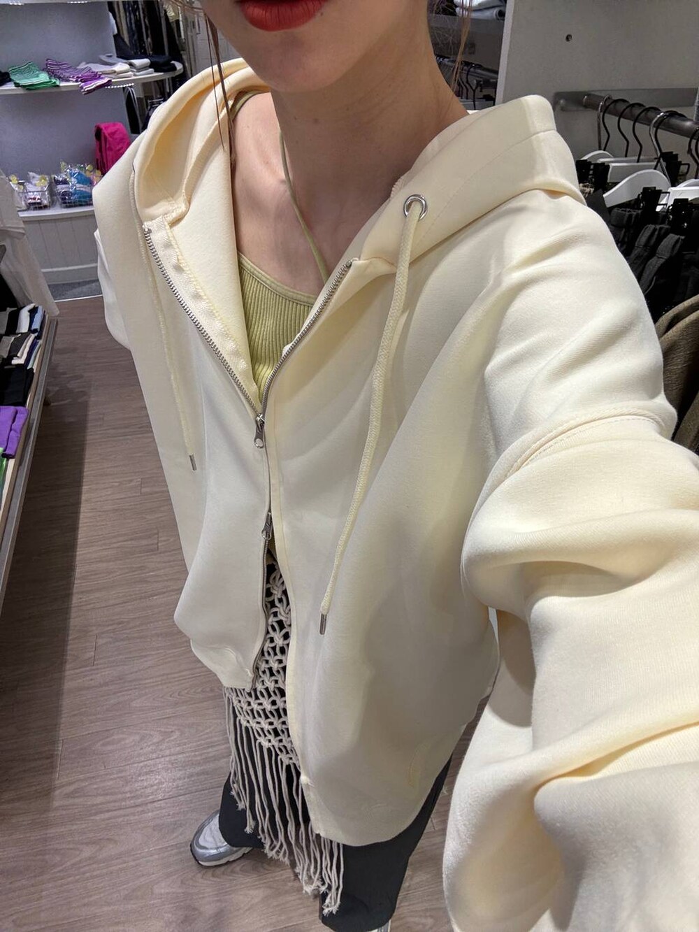 グレー系のスニーカー、グレー系のその他パンツ、イエロー系のキャミソールを着用したレディースの春コーディネートの6枚目の写真