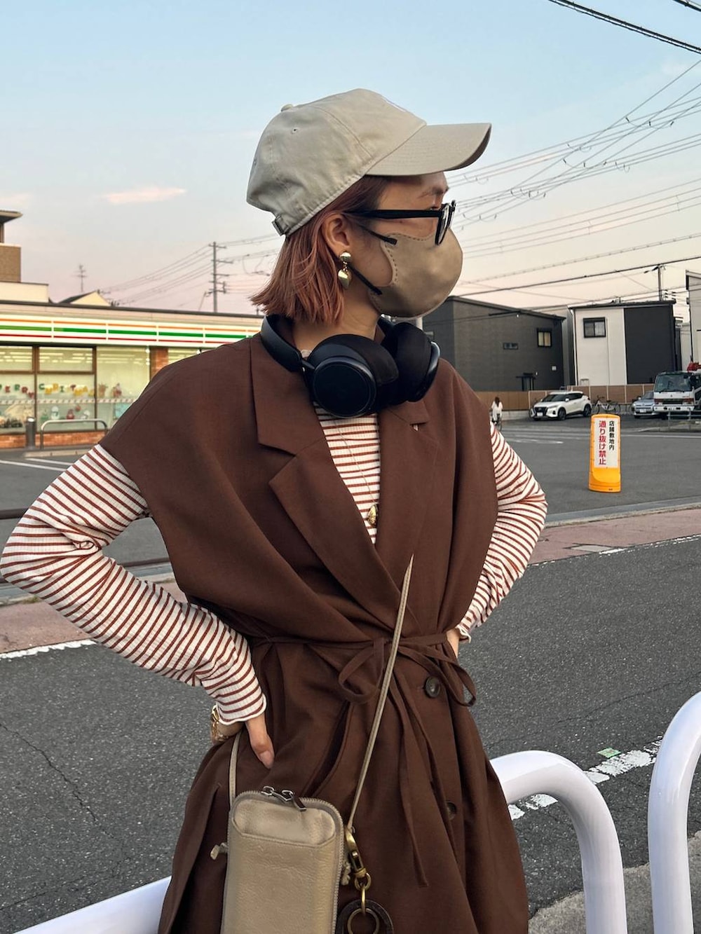 ブラウン系のTシャツ/カットソー、その他のメガネ、ベージュ系のキャップを着用したレディースの秋コーディネートの3枚目の写真