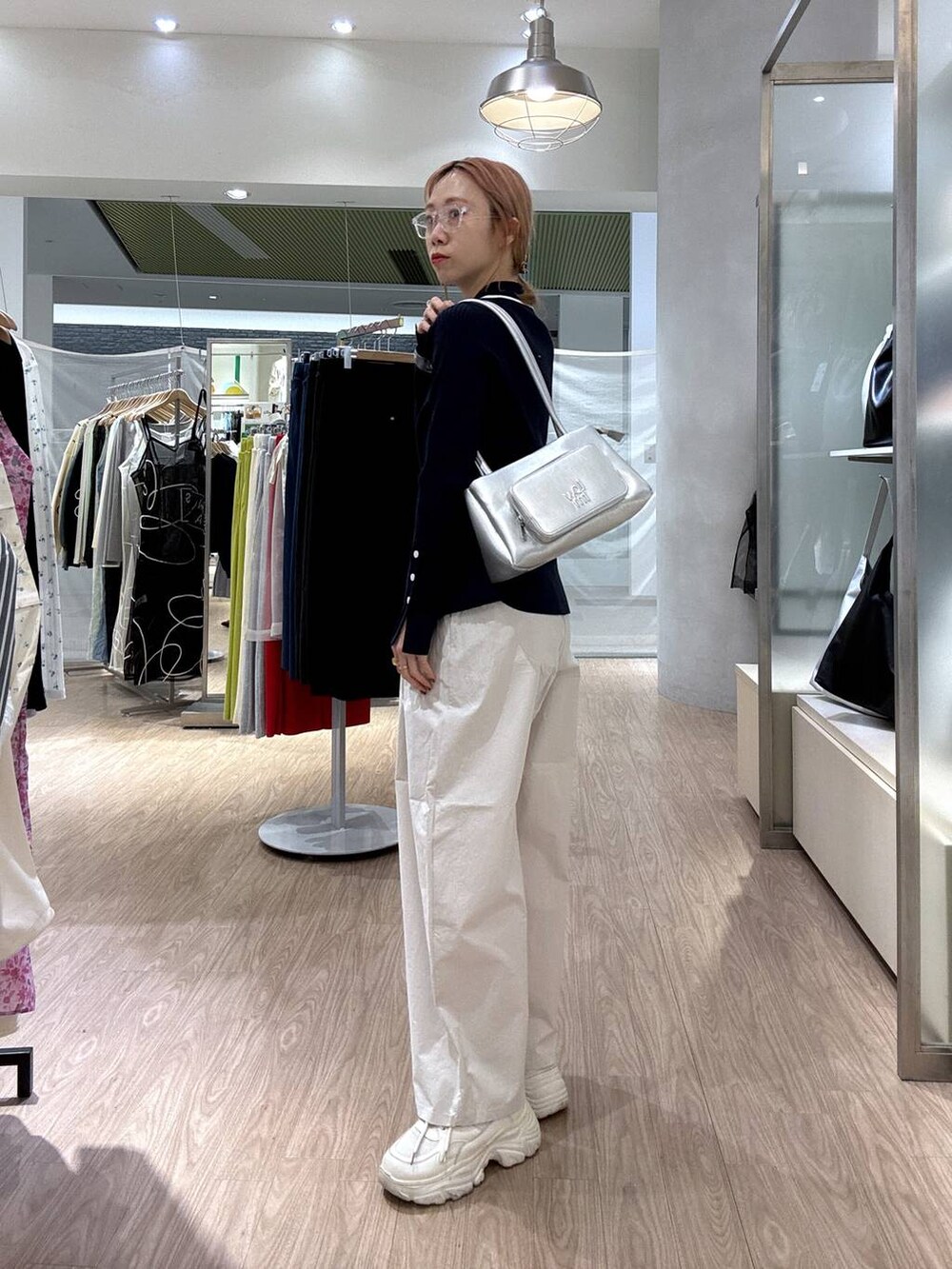 「女子ウケ、個性派、差し色コーデ、ママコーデ、冬コーデ、ローリーズスタイル_LOWRYS FARM、公認インフルエンサー_LOWRYS FARM、大人女子カジュアル_LOWRYS FARM、カジュアル、メガネ、LOWRYS FARM、着痩せ・細見え、秋冬新作、ニット、スニーカー」｜「LOWRYS FARMの４ＲＯＯＭショルダーＢＡＧ138730（ショルダーバッグ、シルバー系）」を使った、milkさん（レディース・160cm）の冬コーディネートの3枚目の写真