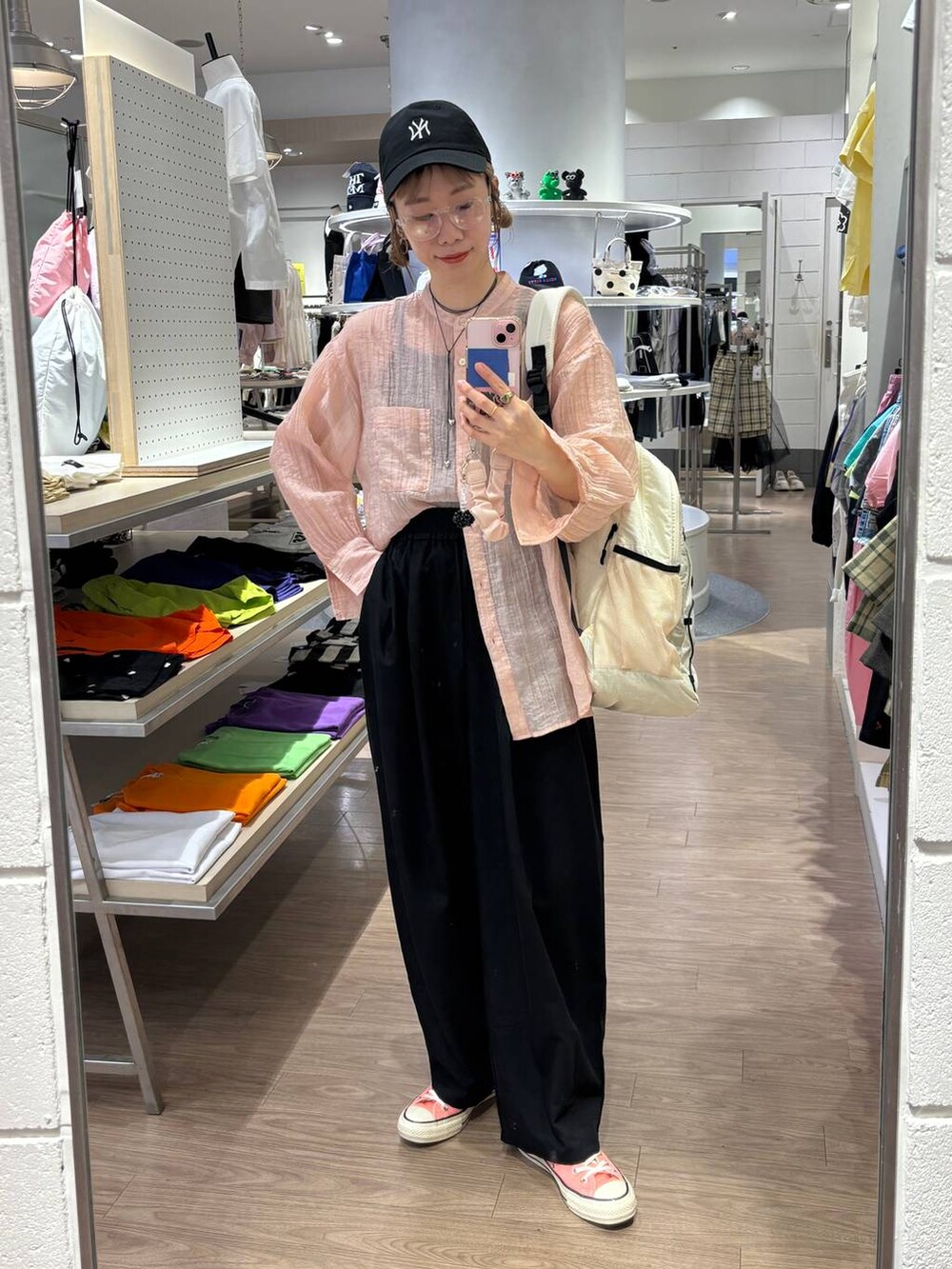 ブラック系のTシャツ/カットソー、ピンク系のシャツ/ブラウス、ホワイト系のバックパック/リュックを着用したレディースの春コーディネートの7枚目の写真