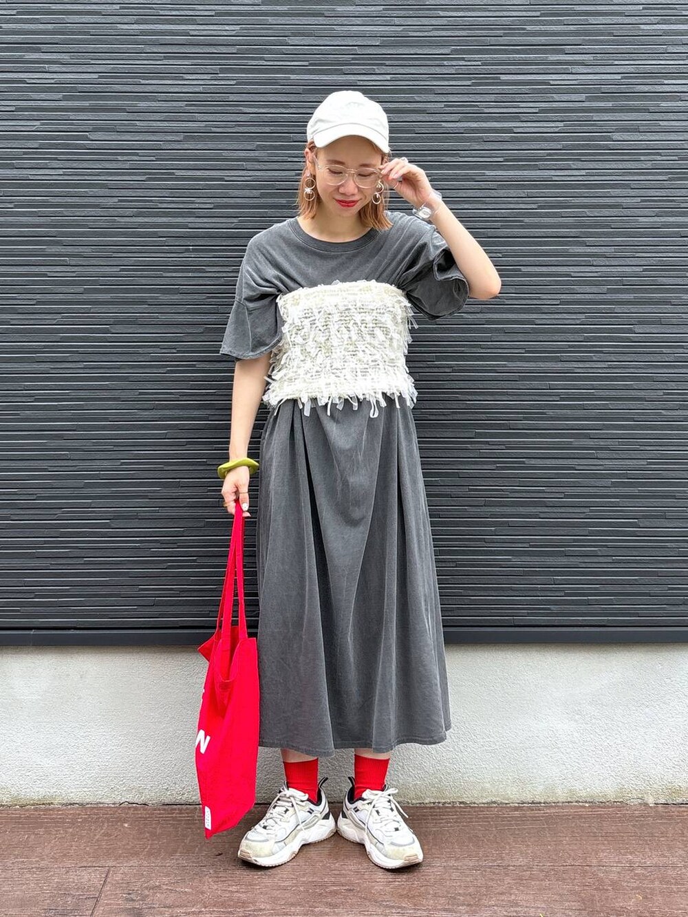 グレー系のワンピース、その他のメガネ、ベージュ系のキャップを着用したレディースの夏コーディネートの6枚目の写真