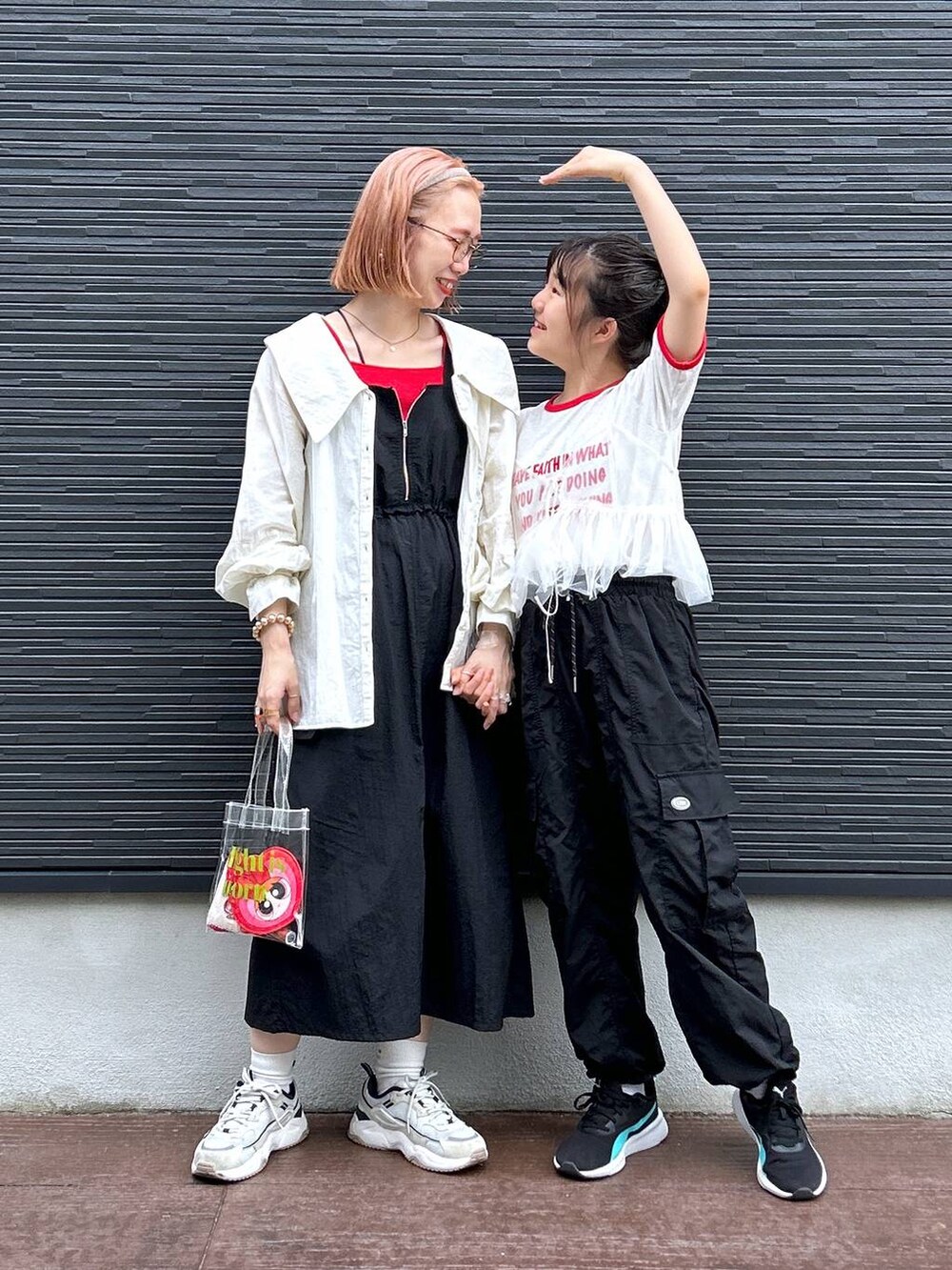 「ママコーデ、メガネ、着痩せ・細見え、女子ウケ、個性派、差し色コーデ、春コーデ、ローリーズスタイル_LOWRYS FARM、公認インフルエンサー_LOWRYS FARM、大人女子カジュアル_LOWRYS FARM、カジュアル、LOWRYS FARM、Tシャツ、キャミソール」|「LOWRYS FARMの2WAYポケジャンスカ 102177(ワンピース、ブラック系)」を使った、milkさん(レディース・160cm)の春コーディネートの2枚目の写真