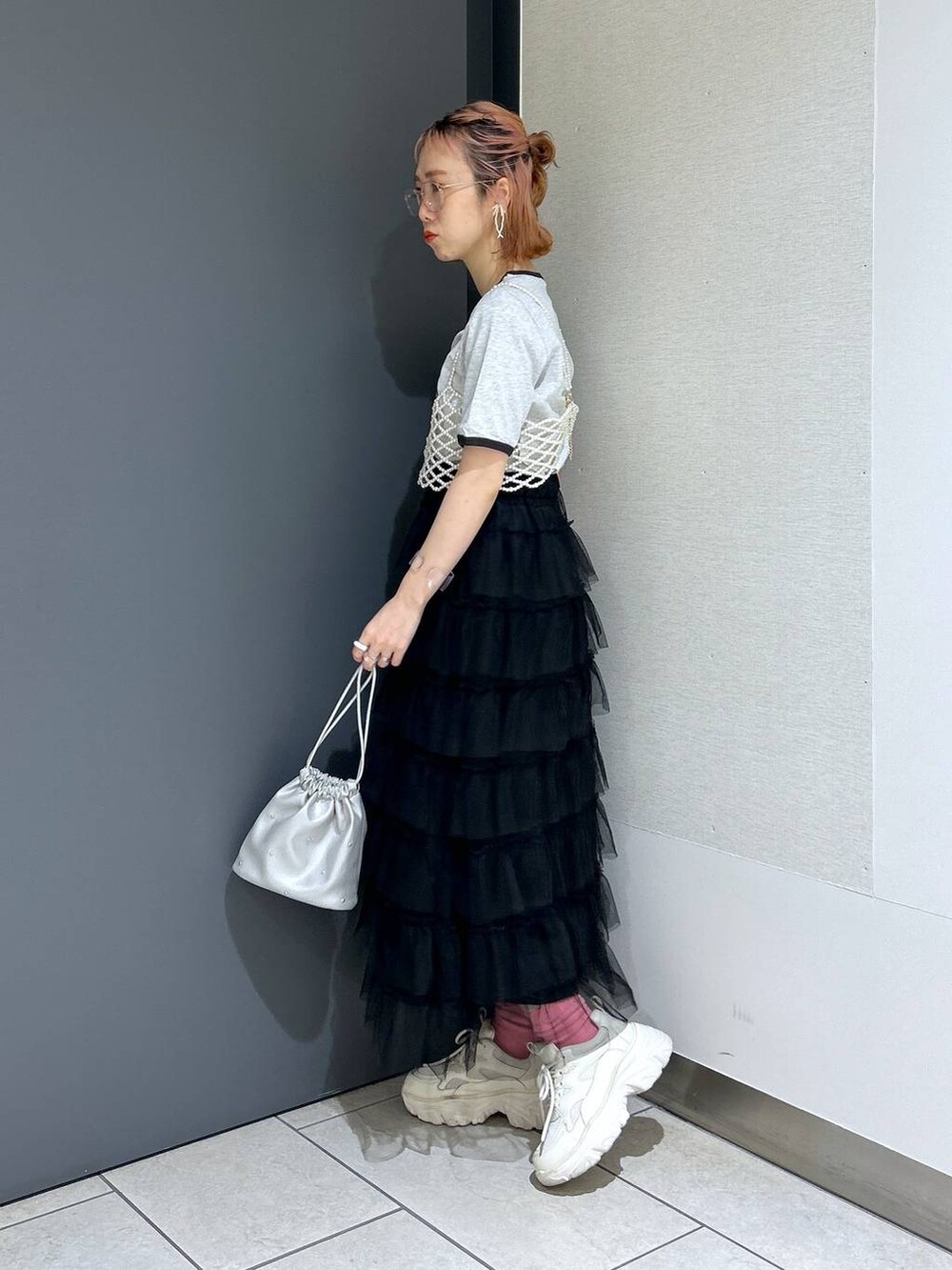 「ママコーデ、女子ウケ、個性派、差し色コーデ、春コーデ、ローリーズスタイル_LOWRYS FARM、公認インフルエンサー_LOWRYS FARM、大人女子カジュアル_LOWRYS FARM、カジュアル、メガネ、LOWRYS FARM、着痩せ・細見え、スカート、Tシャツ」｜「LOWRYS FARMのロゴプリントサーマルソックス　103904（シューズ小物/雑貨、ピンク系）」を使った、milkさん（レディース・160cm）の春コーディネートの3枚目の写真
