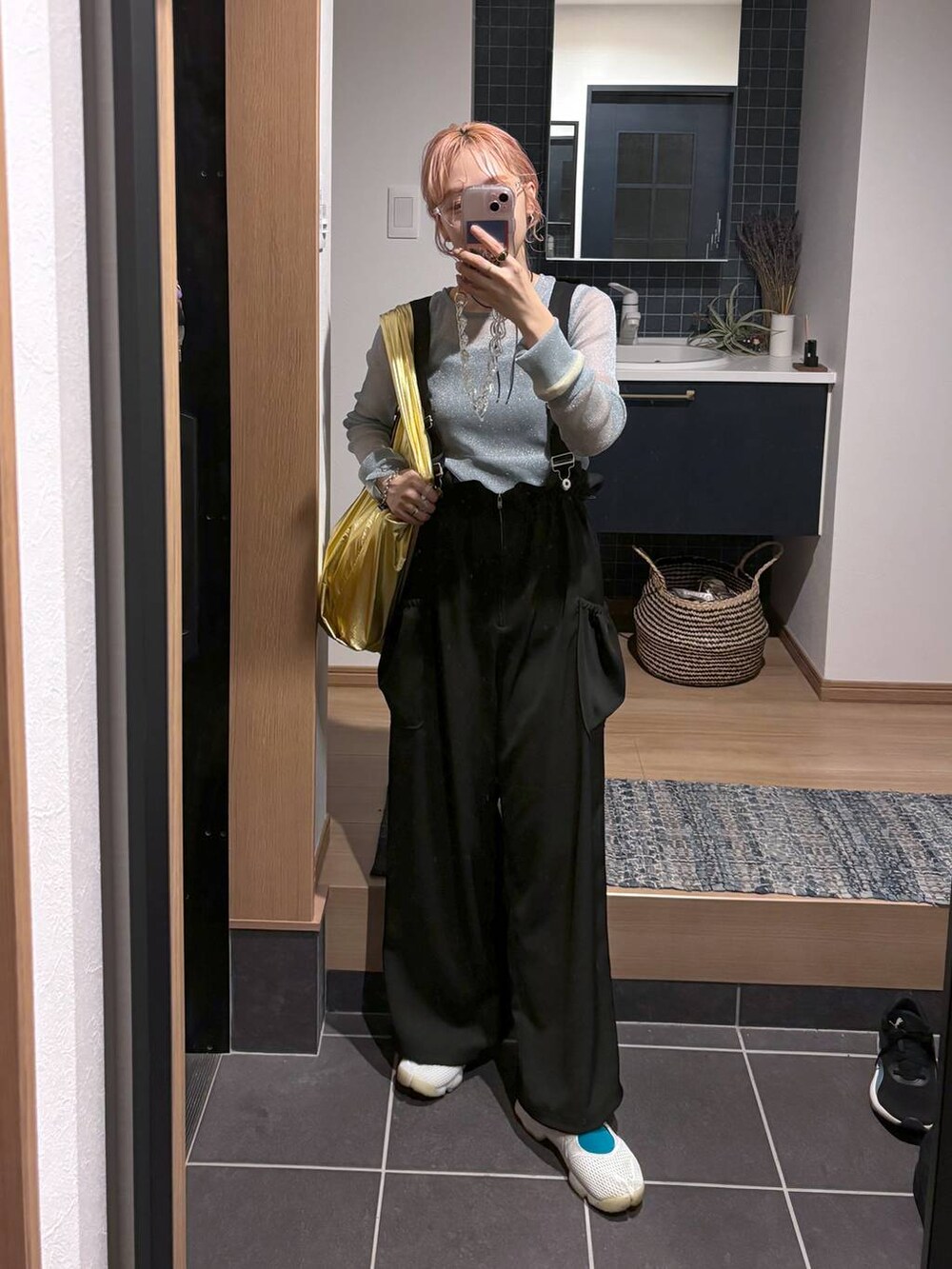 「女子ウケ、個性派、差し色コーデ、ママコーデ、ローリーズスタイル_LOWRYS FARM、公認インフルエンサー_LOWRYS FARM、大人女子カジュアル_LOWRYS FARM、カジュアル、メガネ、LOWRYS FARM、着痩せ・細見え、秋コーデ、サロペット」|「LOWRYS FARMのコードリボンチョーカー 130094(ネックレス、ブラック系)」を使った、milkさん(レディース・160cm)の秋コーディネートの4枚目の写真