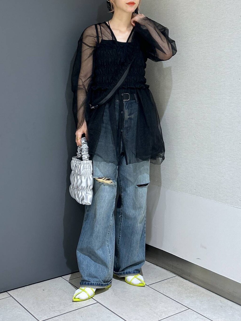 「女子ウケ、個性派、デニムパンツ、ビスチェ、夏コーデ、差し色コーデ、ママコーデ、春コーデ、ローリーズスタイル_LOWRYS FARM、公認インフルエンサー_LOWRYS FARM、大人女子カジュアル_LOWRYS FARM、カジュアル、メガネ、LOWRYS FARM、着痩せ・細見え」｜「LOWRYS FARMの２ＷＡＹチュールチュニック 111155（シャツ/ブラウス、ブラック系）」を使った、milkさん（レディース・160cm）の春コーディネートの6枚目の写真