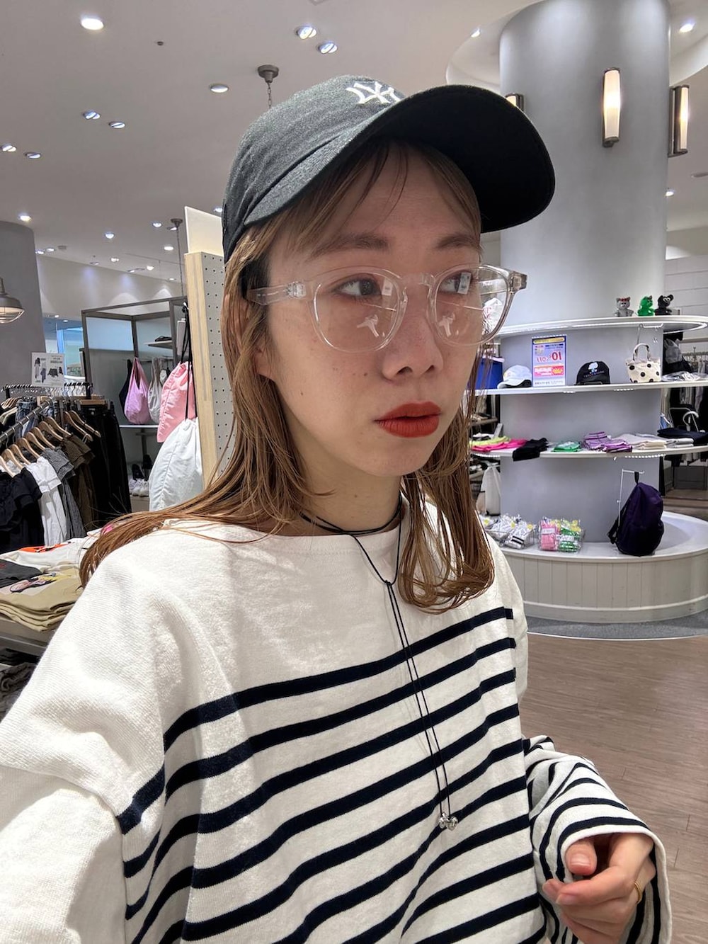 「女子ウケ、個性派、差し色コーデ、ママコーデ、春コーデ、ローリーズスタイル_LOWRYS FARM、公認インフルエンサー_LOWRYS FARM、大人女子カジュアル_LOWRYS FARM、カジュアル、メガネ、LOWRYS FARM、着痩せ・細見え、ボーダー、スニーカー」｜「niko and...の【New Balance(ニューバランス)】ML725（スニーカー、グレー系）」を使った、milkさん（レディース・160cm）の春コーディネートの9枚目の写真
