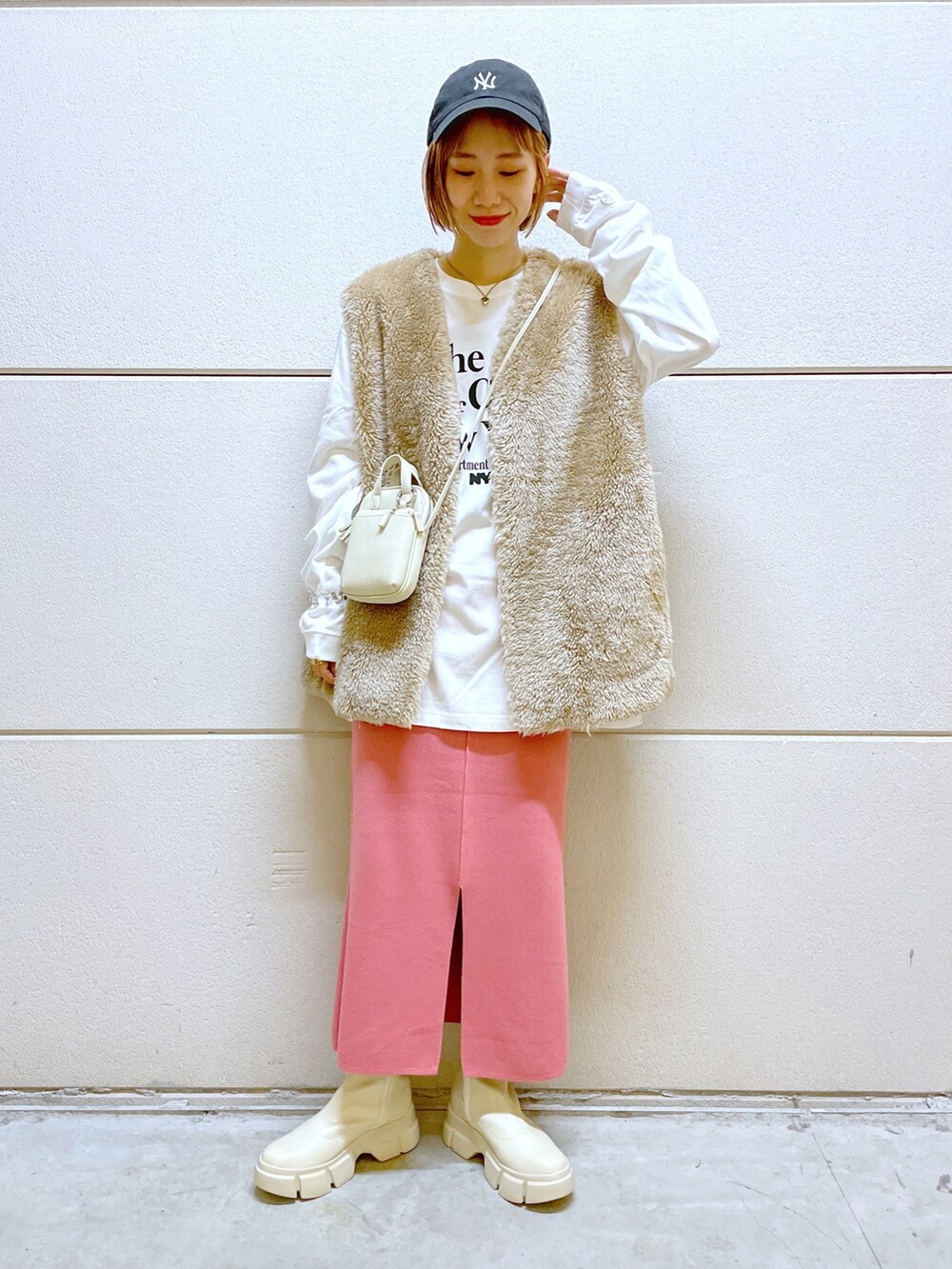 ベージュ系のその他アウター、ホワイト系のショルダーバッグ、ピンク系のスカートを着用したレディースの秋コーディネートの5枚目の写真