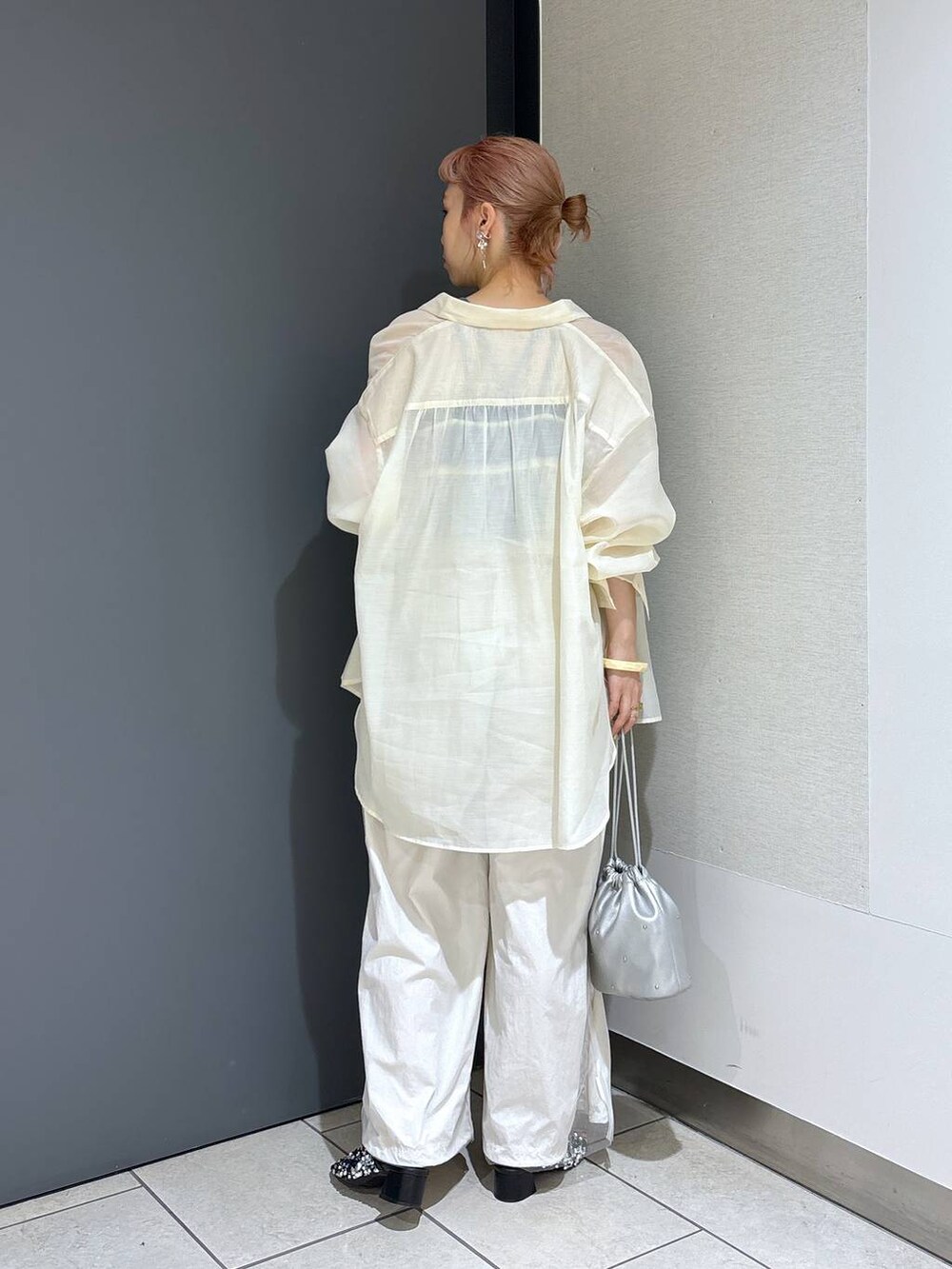 ブルー系のTシャツ/カットソー、ホワイト系のその他パンツ、シルバー系のショルダーバッグを着用したレディースの夏コーディネートの4枚目の写真