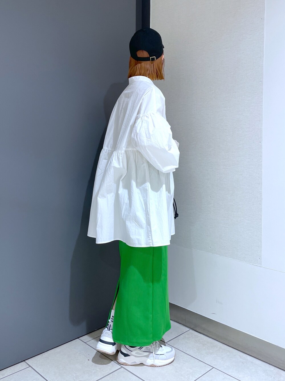 ホワイト系のスニーカー、グリーン系のスカート、ピンク系のバッグを着用したレディースの春コーディネートの8枚目の写真