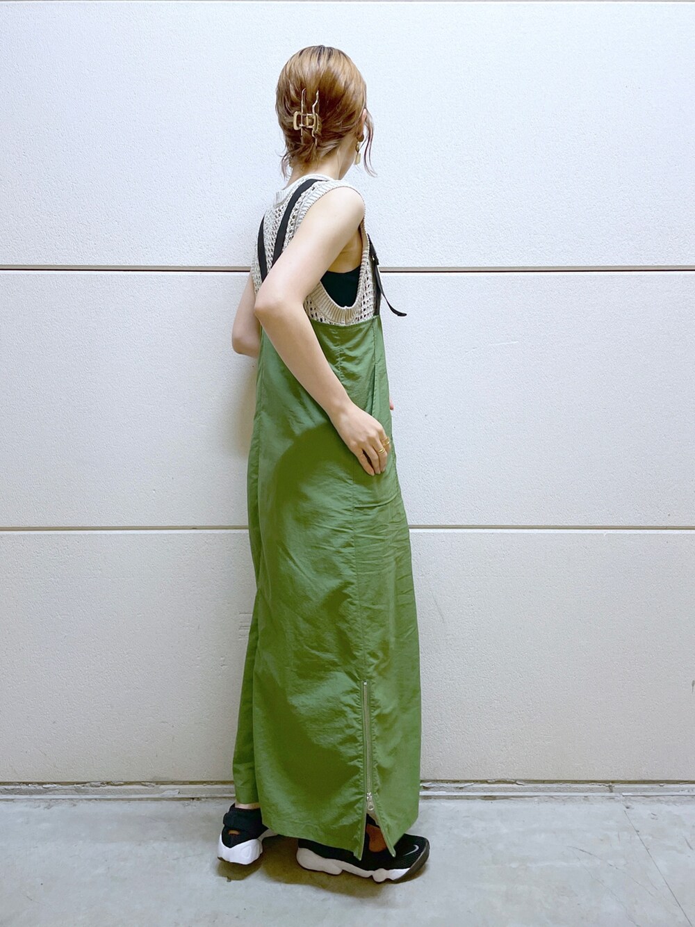 ホワイト系のTシャツ/カットソー、グリーン系のジャンパースカートを着用したレディースの夏コーディネートの4枚目の写真