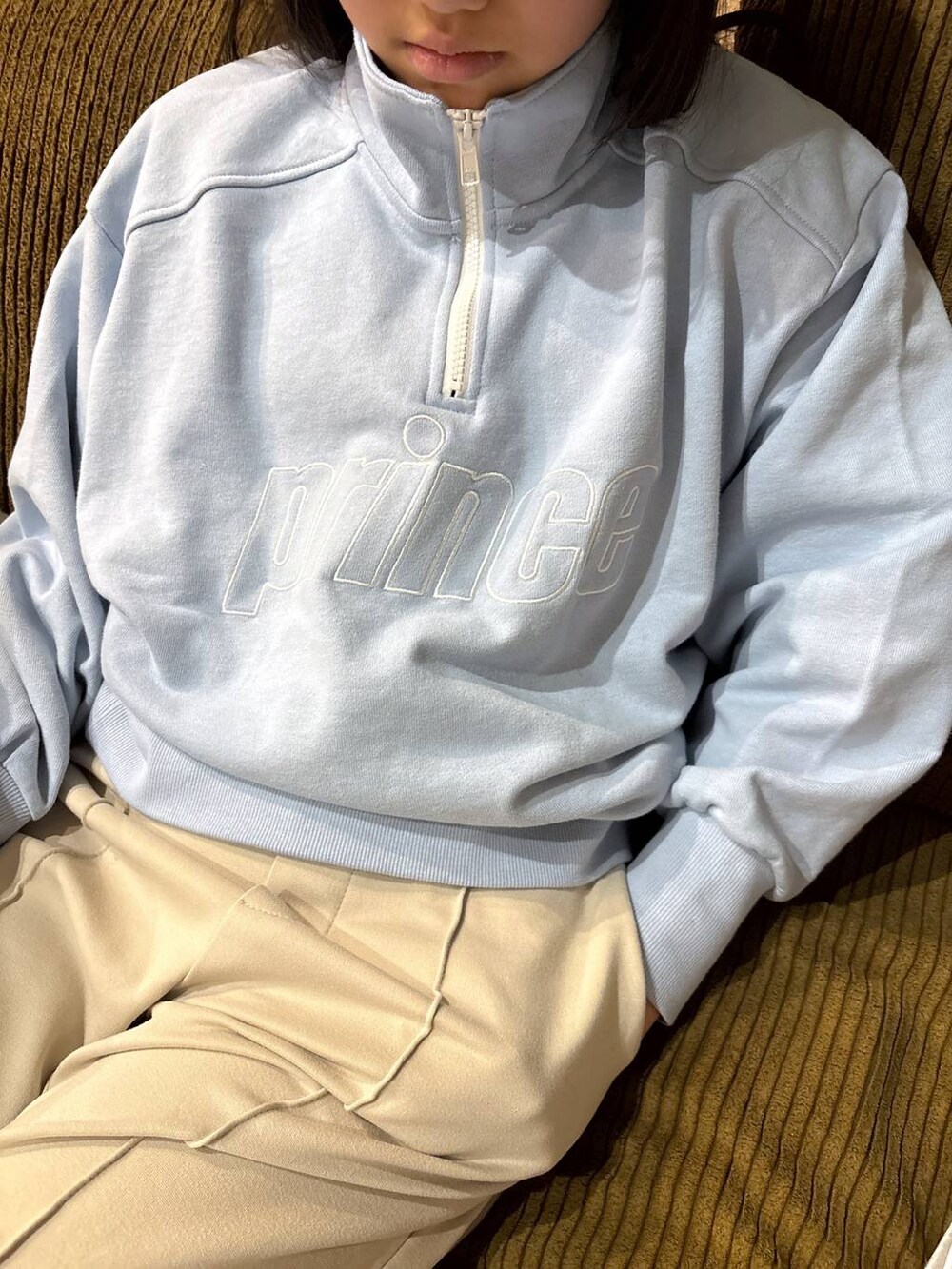 「ジュニア/ティーンズ、親子コーデ、女子ウケ、個性派、差し色コーデ、ママコーデ、冬コーデ、ローリーズスタイル_LOWRYS FARM、公認インフルエンサー_LOWRYS FARM、大人女子カジュアル_LOWRYS FARM、カジュアル、メガネ、LOWRYS FARM、着痩せ・細見え、秋冬新作」｜「LOWRYS FARMのprinceハーフＺＩＰプルオーバー　290633（スウェット、ブルー系）」を使った、milkさん（キッズ・150cm）の冬コーディネートの4枚目の写真
