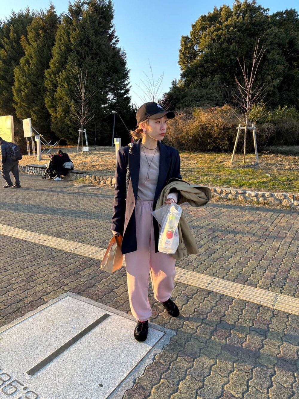 「女子ウケ、個性派、差し色コーデ、ママコーデ、春コーデ、ローリーズスタイル_LOWRYS FARM、公認インフルエンサー_LOWRYS FARM、大人女子カジュアル_LOWRYS FARM、カジュアル、メガネ、LOWRYS FARM、着痩せ・細見え、トレンチコート、スニーカー」｜「LOWRYS FARMのレースアップバレエスニーカー　248642（スニーカー、ブラック系）」を使った、milkさん（レディース・160cm）の春コーディネートの8枚目の写真