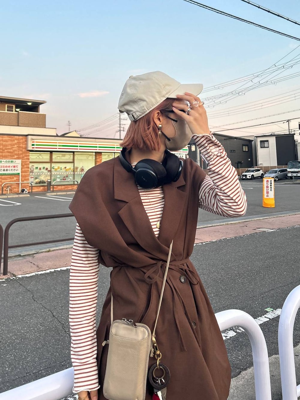 ブラウン系のTシャツ/カットソー、その他のメガネ、ベージュ系のキャップを着用したレディースの秋コーディネートの6枚目の写真