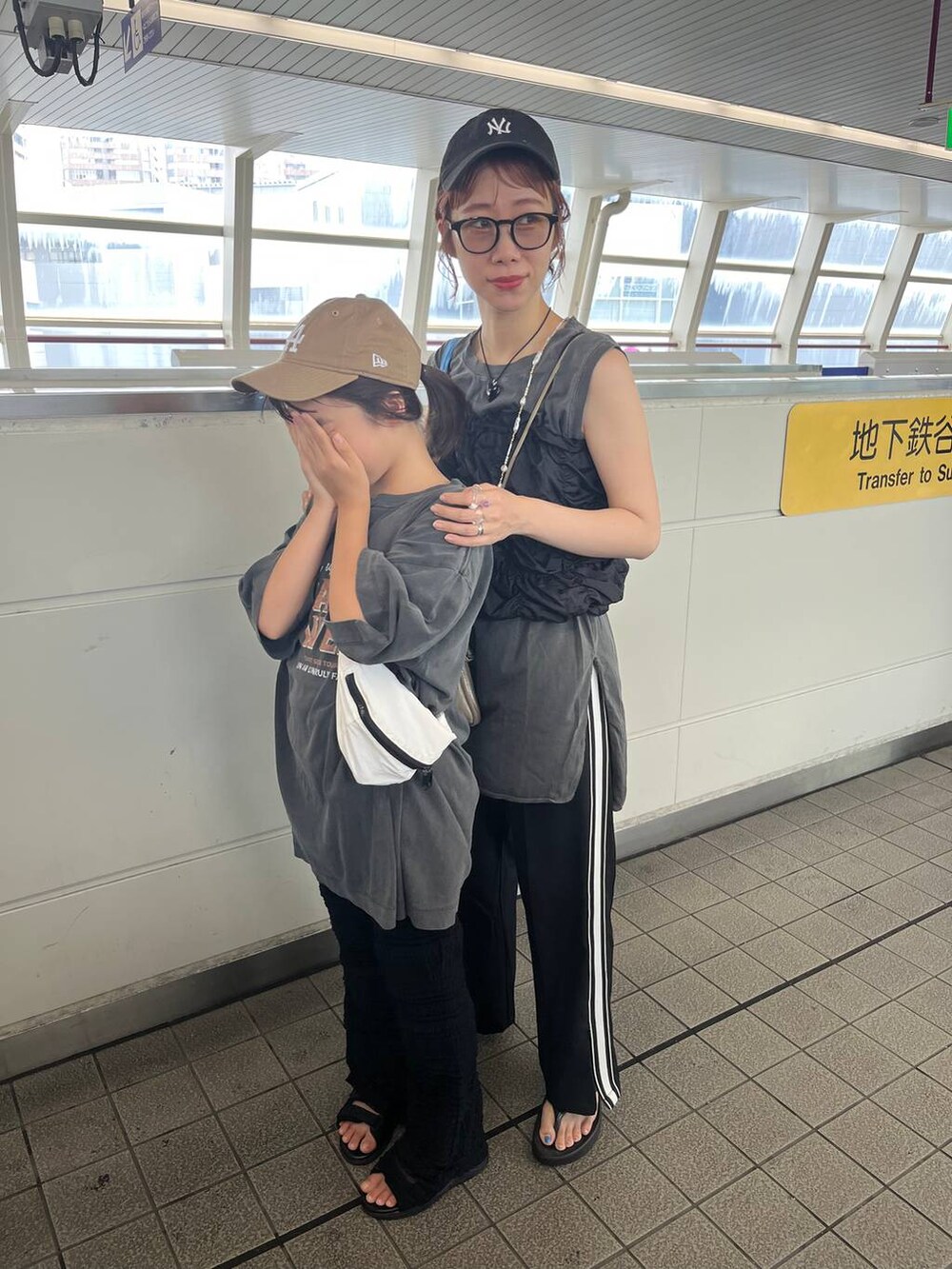 ホワイト系のボディバッグ/ウエストポーチ、ブラック系のその他パンツ、その他のサンダルを着用したレディースの夏コーディネートの4枚目の写真