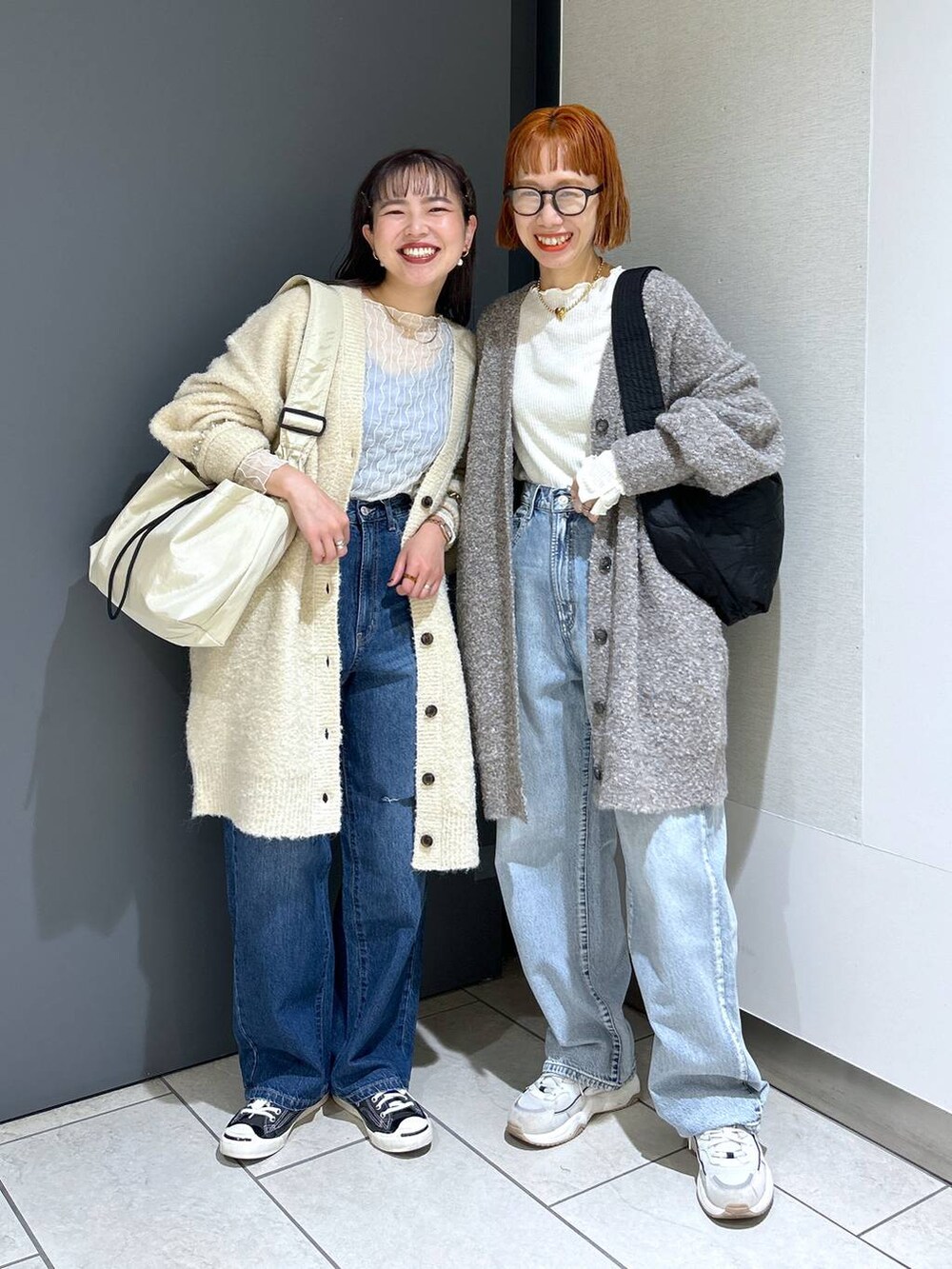 ブラック系のショルダーバッグ、パープル系のチュニック、グレー系のTシャツ/カットソーを着用したレディースの秋コーディネートの9枚目の写真