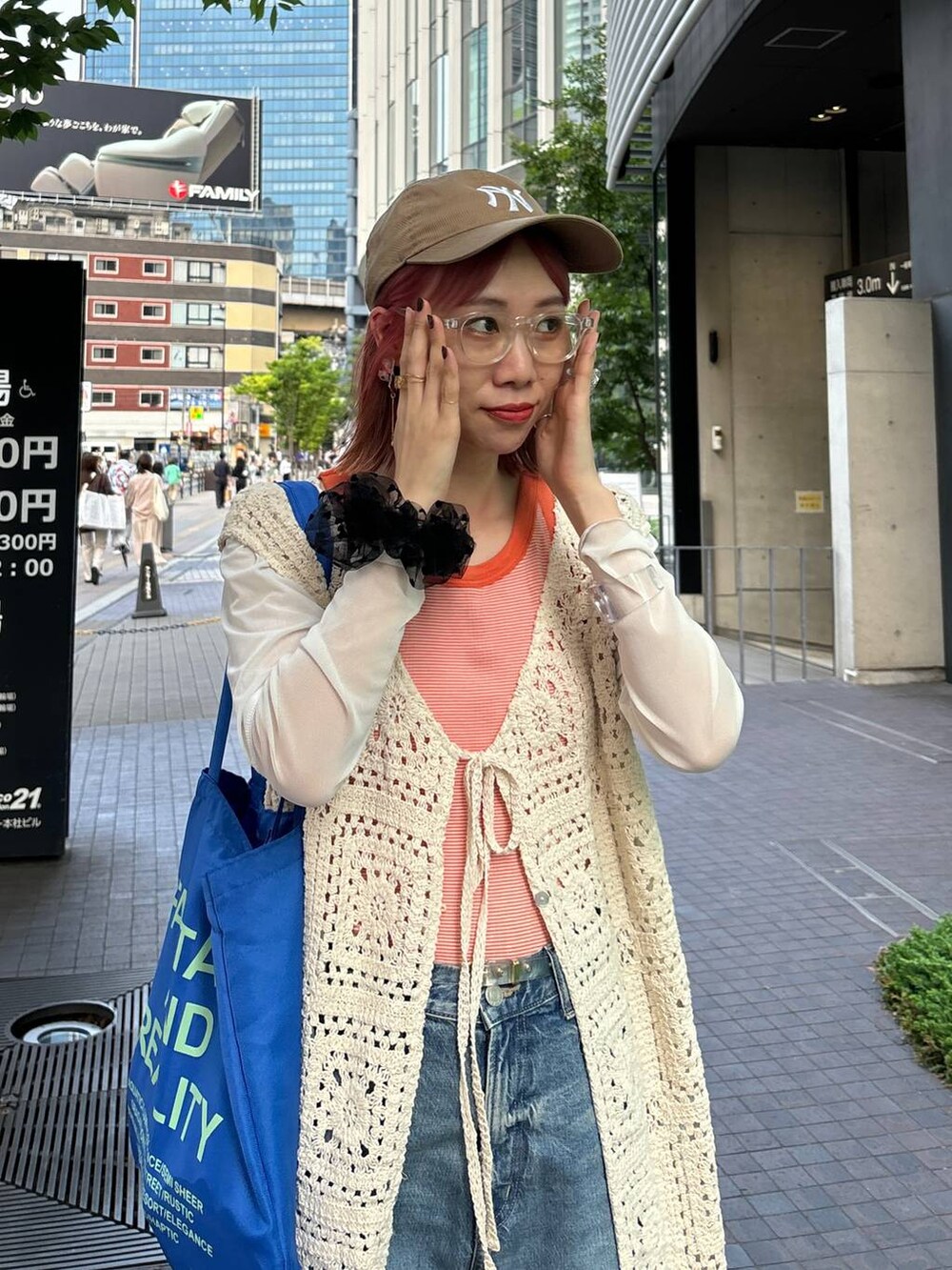 ホワイト系のカーディガン/ボレロ、ブルー系のデニムパンツ、ブラック系のシュシュを着用したレディースの夏コーディネートの6枚目の写真