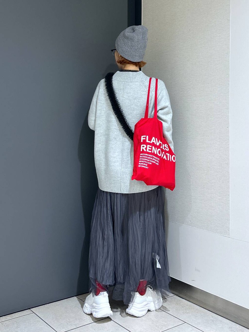 「女子ウケ、個性派、差し色コーデ、メガネ、LOWRYS FARM、着痩せ・細見え、ママコーデ、冬コーデ、ローリーズスタイル_LOWRYS FARM、公認インフルエンサー_LOWRYS FARM、大人女子カジュアル_LOWRYS FARM、カジュアル」｜「LOWRYS FARMのモチモチハイネックプルオーバーＬＳ　968925（ニット/セーター、グレー系）」を使った、milkさん（レディース・160cm）の冬コーディネートの3枚目の写真