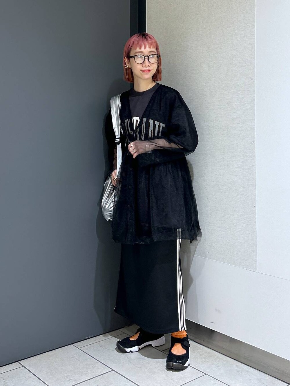 グレー系のTシャツ/カットソー、ブラック系のシャツ/ブラウス、ブラック系のスカートを着用したレディースの春コーディネートの7枚目の写真