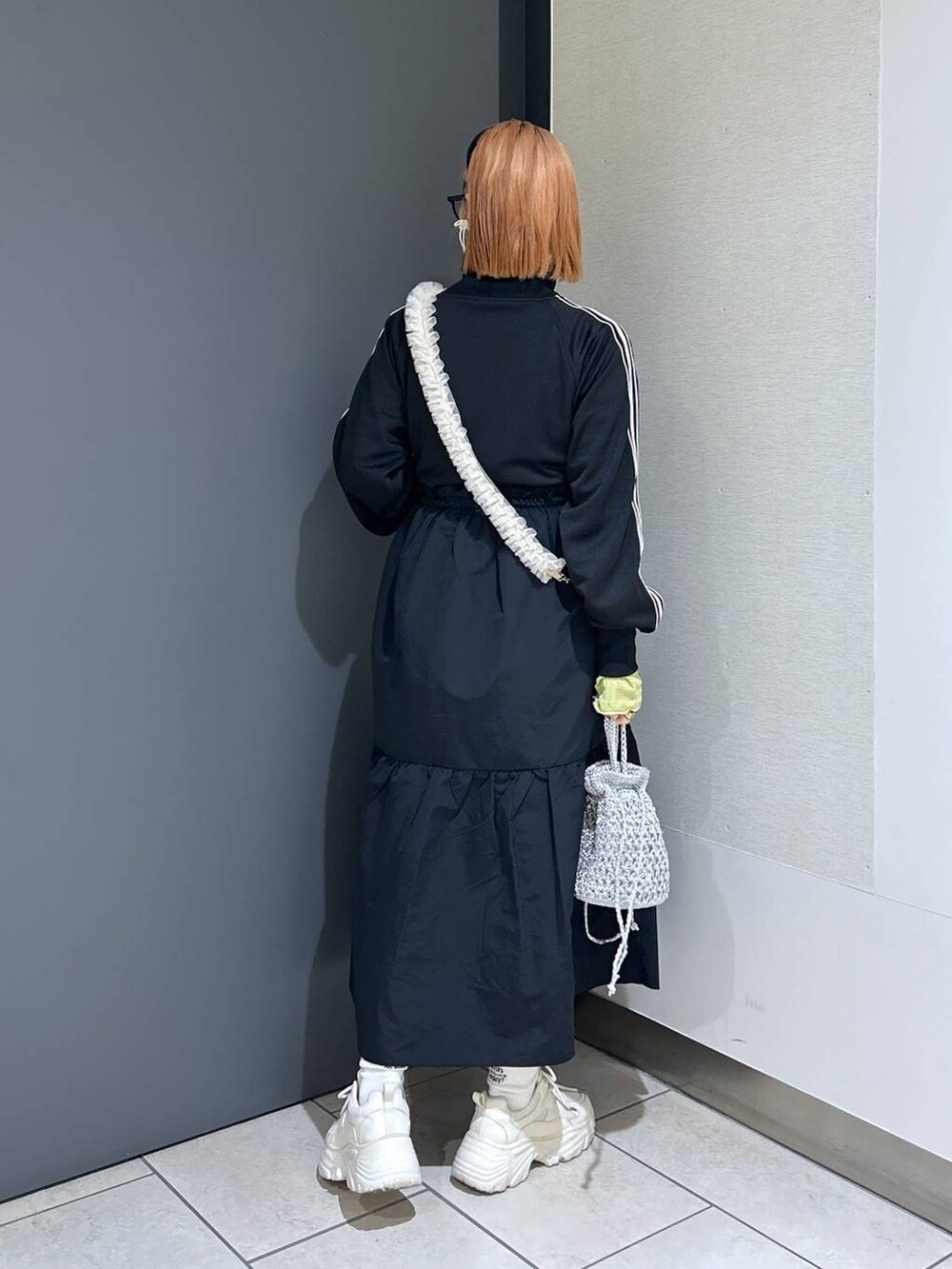 「ワンピース、スニーカー、女子ウケ、個性派、差し色コーデ、ママコーデ、春コーデ、ローリーズスタイル_LOWRYS FARM、公認インフルエンサー_LOWRYS FARM、大人女子カジュアル_LOWRYS FARM、カジュアル、メガネ、LOWRYS FARM、着痩せ・細見え」|「LOWRYS FARMの曇り止め付メガネ 952570(メガネ、その他)」を使った、milkさん(レディース・160cm)の春コーディネートの4枚目の写真