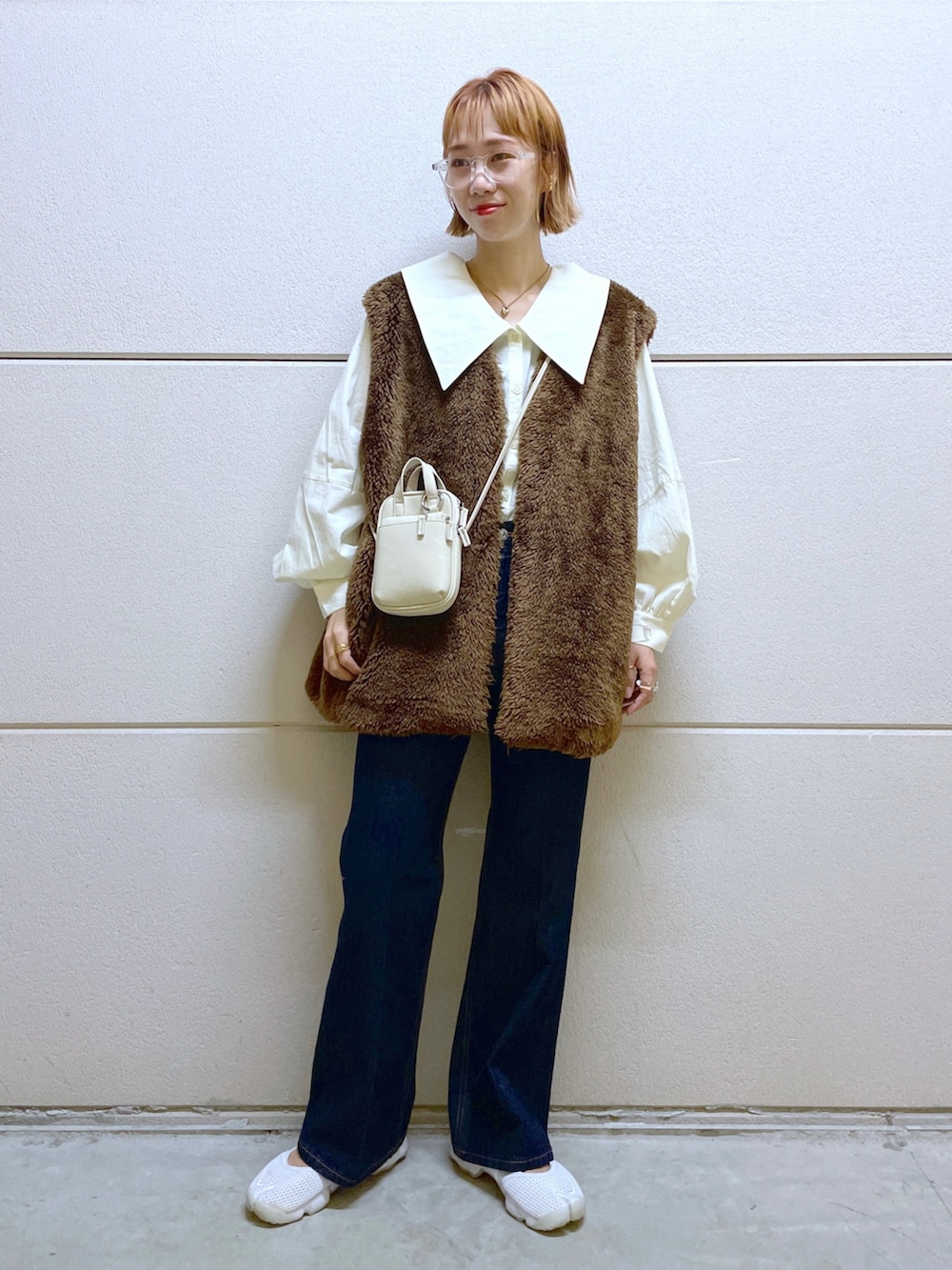 ブラウン系のその他アウター、ホワイト系のシャツ/ブラウス、ホワイト系のショルダーバッグを着用したレディースの秋コーディネートの5枚目の写真