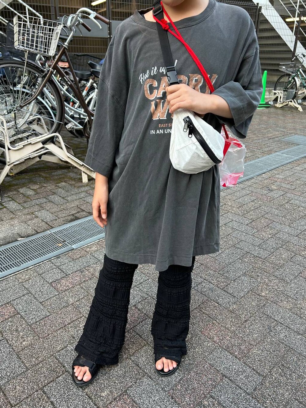 ホワイト系のボディバッグ/ウエストポーチ、ブラック系のその他パンツ、その他のサンダルを着用したレディースの夏コーディネートの8枚目の写真