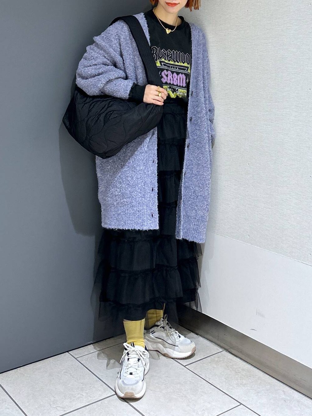 ブラック系のショルダーバッグ、パープル系のチュニック、グレー系のTシャツ/カットソーを着用したレディースの秋コーディネートの3枚目の写真