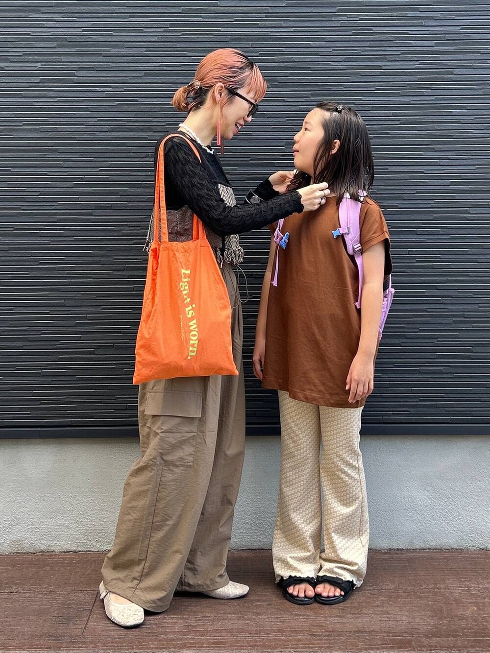 その他のサンダル、ブラウン系のその他パンツ、ブラック系のTシャツ/カットソーを着用したレディースの秋コーディネートの3枚目の写真