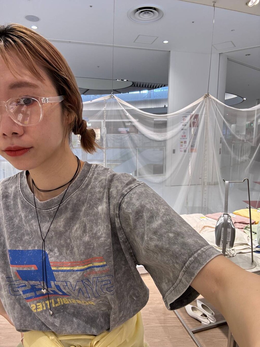 グレー系のスニーカー、イエロー系のシャツ/ブラウス、グレー系のその他パンツを着用したレディースの春コーディネートの7枚目の写真