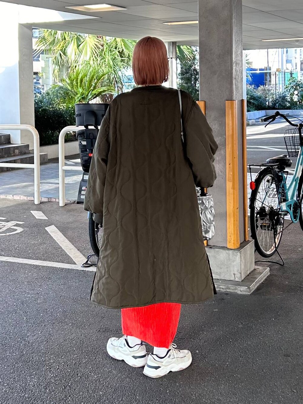 グレー系のTシャツ/カットソー、グレー系のショルダーバッグ、その他のメガネを着用したレディースの春コーディネートの4枚目の写真