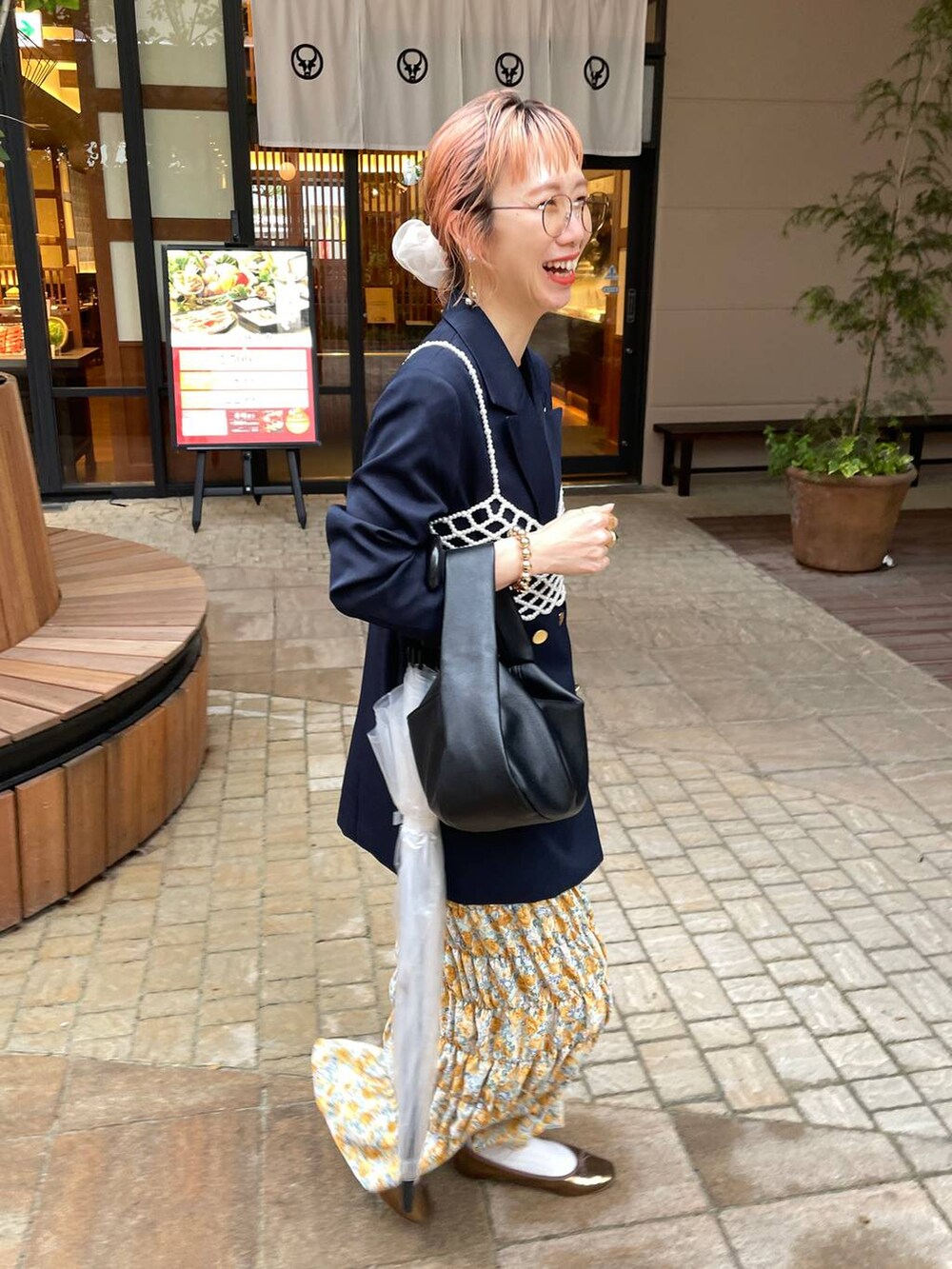 「女子ウケ、個性派、差し色コーデ、ママコーデ、春コーデ、ローリーズスタイル_LOWRYS FARM、公認インフルエンサー_LOWRYS FARM、大人女子カジュアル_LOWRYS FARM、カジュアル、メガネ、LOWRYS FARM、着痩せ・細見え、ビスチェ」｜「Me%の【ストラップシート付き】シュシュハンドルストラップ　103358（スマホグッズ、ブルー系）」を使った、milkさん（レディース・160cm）の春コーディネートの5枚目の写真