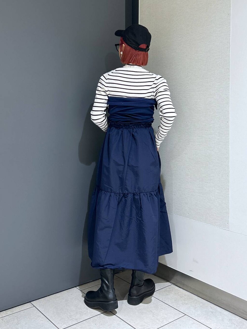 「メガネ、LOWRYS FARM、着痩せ・細見え、大人女子カジュアル_LOWRYS FARM、カジュアル、女子ウケ、個性派、差し色コーデ、ママコーデ、冬コーデ、ローリーズスタイル_LOWRYS FARM、公認インフルエンサー_LOWRYS FARM、ワンピース、ブーツ」|「LOWRYS FARMのCASUALCLASSICCAP 271537(キャップ、ブラック系)」を使った、milkさん(レディース・160cm)の冬コーディネートの6枚目の写真