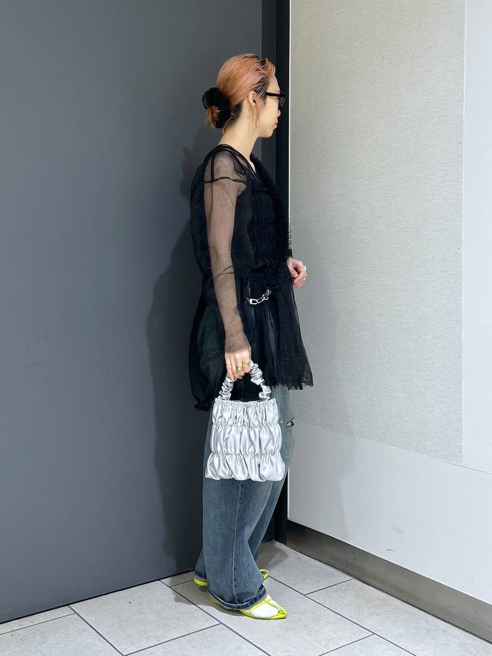 「女子ウケ、個性派、デニムパンツ、ビスチェ、夏コーデ、差し色コーデ、ママコーデ、春コーデ、ローリーズスタイル_LOWRYS FARM、公認インフルエンサー_LOWRYS FARM、大人女子カジュアル_LOWRYS FARM、カジュアル、メガネ、LOWRYS FARM、着痩せ・細見え」｜「LOWRYS FARMの２ＷＡＹチュールチュニック 111155（シャツ/ブラウス、ブラック系）」を使った、milkさん（レディース・160cm）の春コーディネートの5枚目の写真