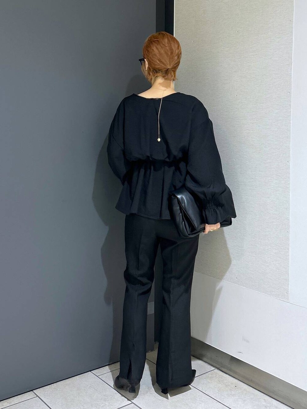 ブラック系のキャミソール、ブラック系のTシャツ/カットソー、ブラック系のシャツ/ブラウスを着用したレディースの秋コーディネートの5枚目の写真