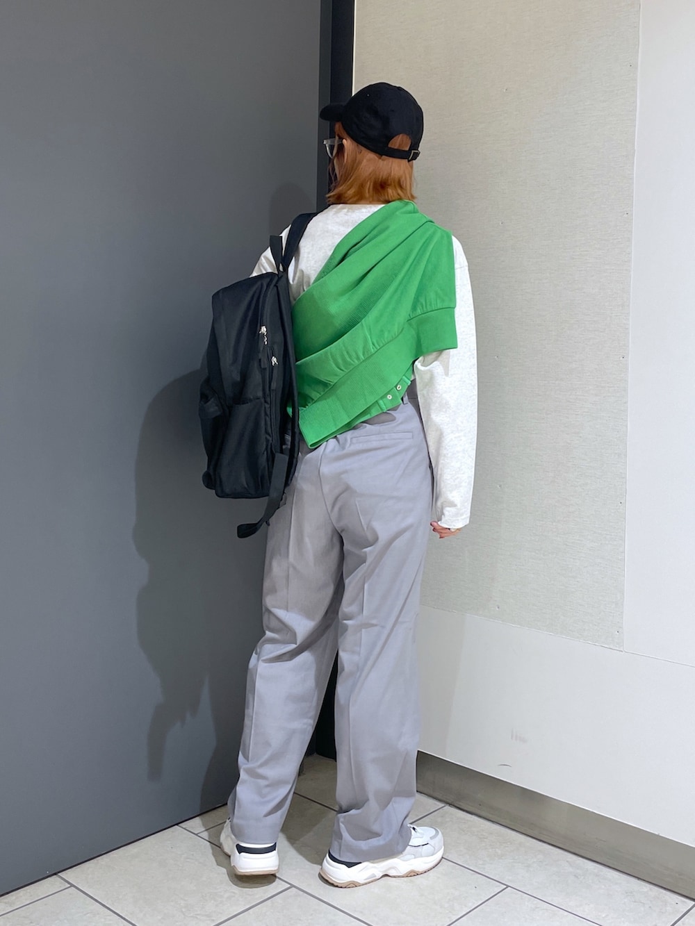 グレー系のTシャツ/カットソー、グリーン系のカーディガン/ボレロ、グレー系のその他パンツを着用したレディースの春コーディネートの8枚目の写真