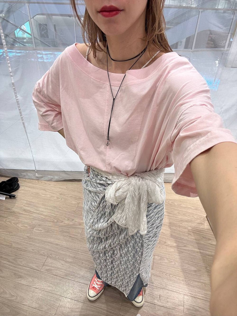 「メガネ、LOWRYS FARM、着痩せ・細見え、デニムパンツ、女子ウケ、個性派、差し色コーデ、ママコーデ、春コーデ、ローリーズスタイル_LOWRYS FARM、ワイドパンツ、公認インフルエンサー_LOWRYS FARM、キャップ、大人女子カジュアル_LOWRYS FARM、カジュアル」|「LOWRYS FARMのCASUALCLASSIC25 283907(キャップ、ブラック系)」を使った、milkさん(レディース・160cm)の春コーディネートの7枚目の写真