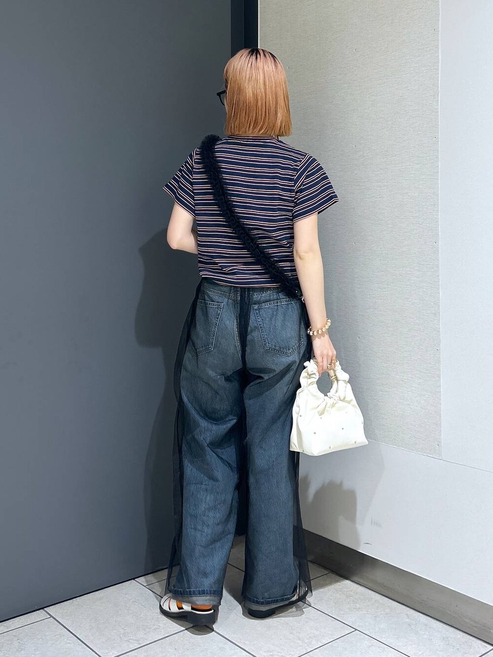 「女子ウケ、個性派、差し色コーデ、ママコーデ、春コーデ、ローリーズスタイル_LOWRYS FARM、公認インフルエンサー_LOWRYS FARM、大人女子カジュアル_LOWRYS FARM、カジュアル、メガネ、LOWRYS FARM、着痩せ・細見え、デニムパンツ、Tシャツ、ボーダー」｜「LOWRYS FARMの２ＷＡＹスタッズＢＡＧ　100164（ハンドバッグ、ベージュ系）」を使った、milkさん（レディース・160cm）の春コーディネートの4枚目の写真