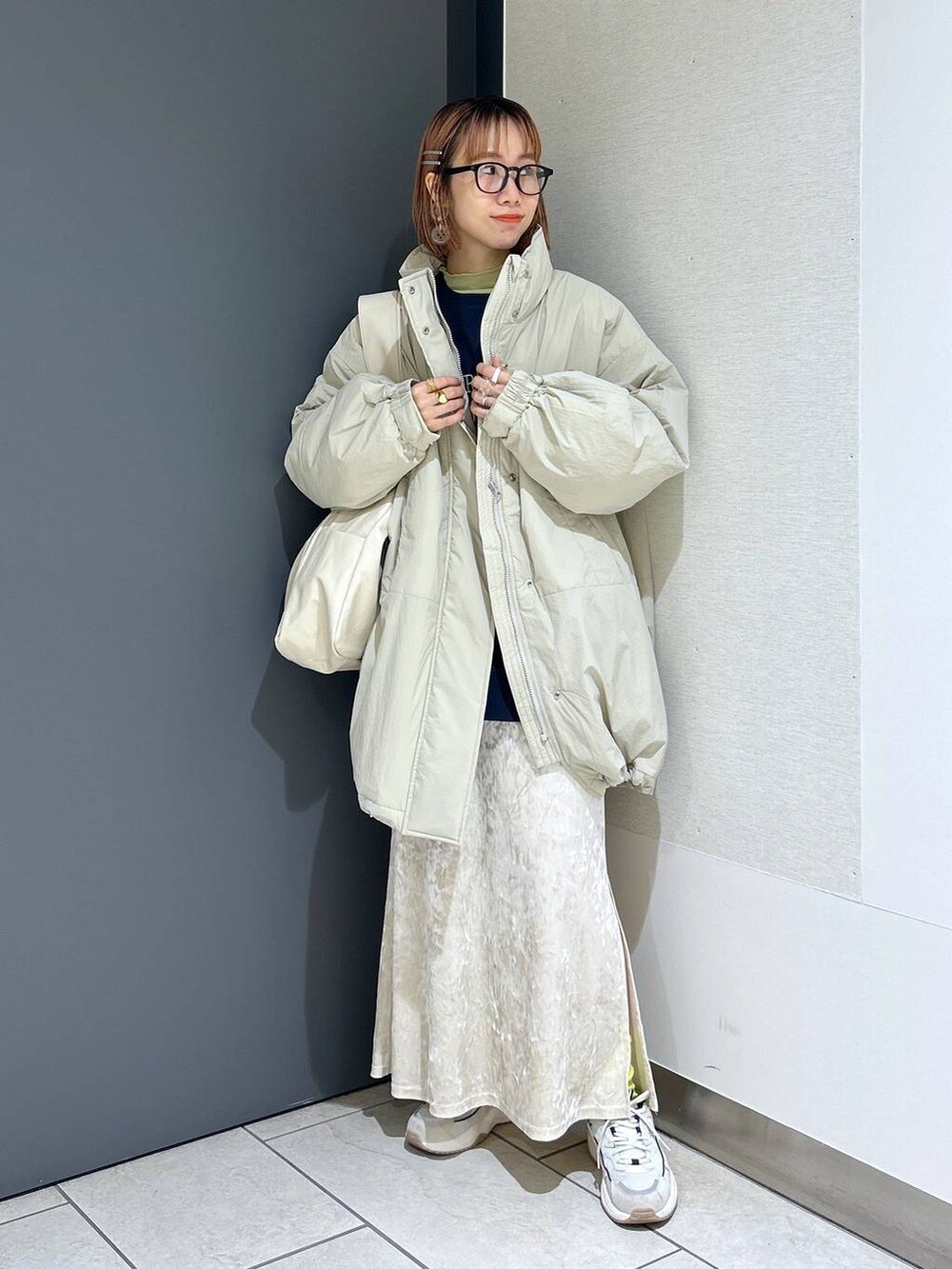 「女子ウケ、ショルダーバッグ、個性派、差し色コーデ、ママコーデ、秋コーデ、ローリーズスタイル_LOWRYS FARM、公認インフルエンサー_LOWRYS FARM、大人女子カジュアル_LOWRYS FARM、カジュアル、メガネ、LOWRYS FARM、着痩せ・細見え、アウター、スウェット」｜「LOWRYS FARMの柔らかボディＢＡＧ　122771（ボディバッグ/ウエストポーチ、ホワイト系）」を使った、milkさん（レディース・160cm）の秋コーディネートの4枚目の写真