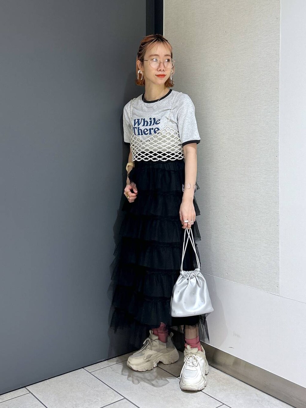 「ママコーデ、女子ウケ、個性派、差し色コーデ、春コーデ、ローリーズスタイル_LOWRYS FARM、公認インフルエンサー_LOWRYS FARM、大人女子カジュアル_LOWRYS FARM、カジュアル、メガネ、LOWRYS FARM、着痩せ・細見え、スカート、Tシャツ」｜「LOWRYS FARMのロゴプリントサーマルソックス　103904（シューズ小物/雑貨、ピンク系）」を使った、milkさん（レディース・160cm）の春コーディネートの2枚目の写真