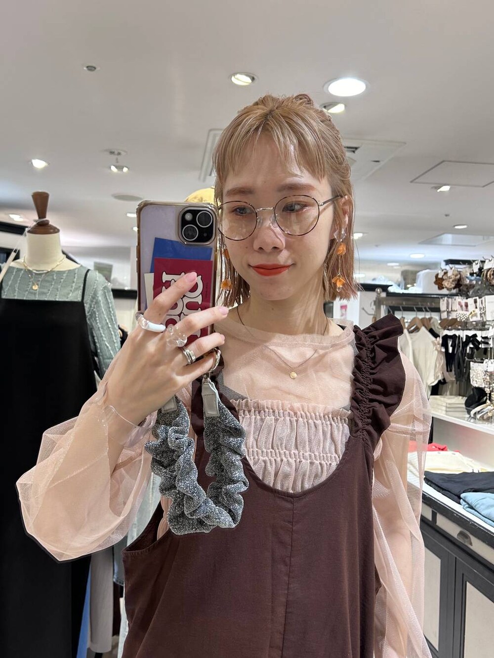 「女子ウケ、個性派、差し色コーデ、ママコーデ、春コーデ、ローリーズスタイル_LOWRYS FARM、公認インフルエンサー_LOWRYS FARM、大人女子カジュアル_LOWRYS FARM、カジュアル、メガネ、LOWRYS FARM、着痩せ・細見え、サロペット、レイヤードスタイル、ビスチェ」|「LOWRYS FARMのスタイルUPクロスカップキャミ 100757(Tシャツ/カットソー、ブラック系)」を使った、milkさん(レディース・160cm)の春コーディネートの8枚目の写真