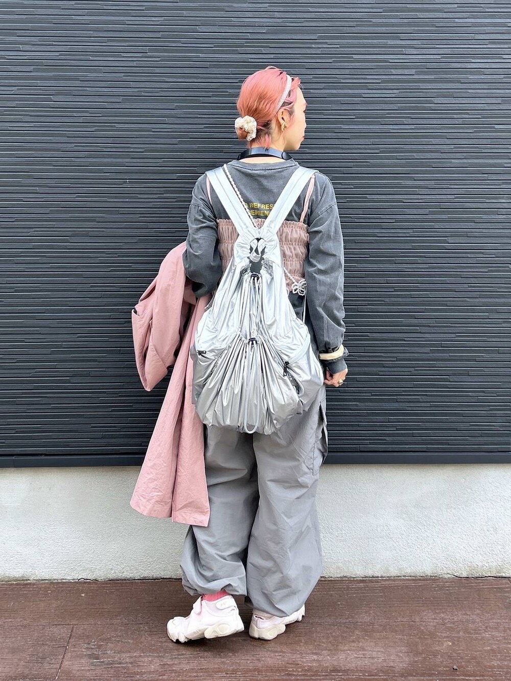 「ビスチェ、ヘアアクセサリー、ソックス、女子ウケ、個性派、差し色コーデ、ママコーデ、春コーデ、ローリーズスタイル_LOWRYS FARM、公認インフルエンサー_LOWRYS FARM、大人女子カジュアル_LOWRYS FARM、カジュアル、メガネ、LOWRYS FARM、着痩せ・細見え」|「LOWRYS FARMのロゴプリントサーマルソックス 103904(シューズ小物/雑貨、ピンク系)」を使った、milkさん(レディース・160cm)の春コーディネートの5枚目の写真
